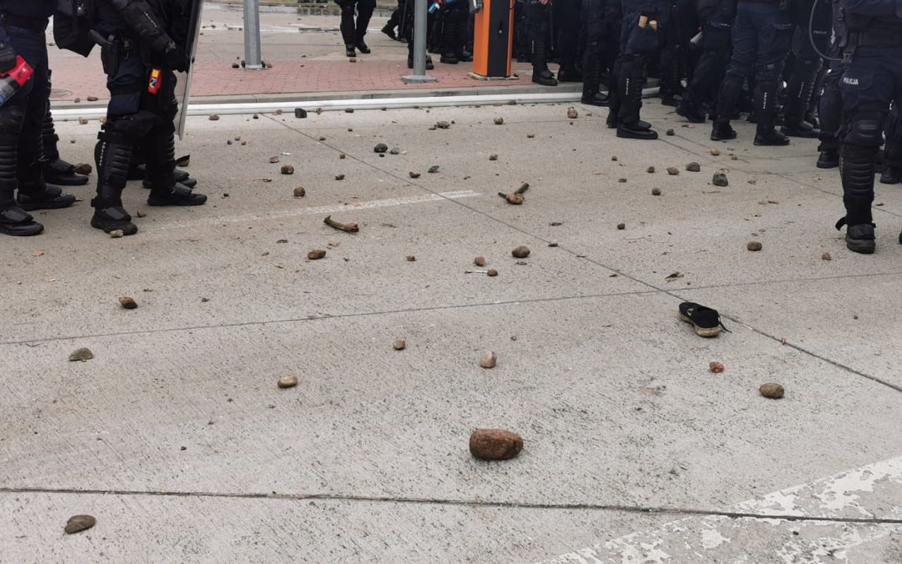 Grafika do artykułu Białoruś steruje atakiem w Kuźnicy. Policjant ranny na przejściu granicznym [AKTUALIZOWANE]