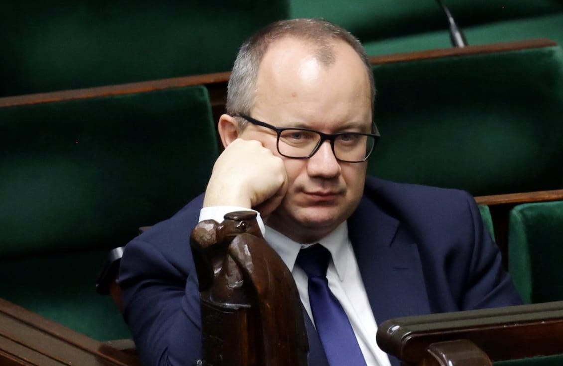 Adam Bodnar w Sejmie, w ławach rządowych. Podpiera twarz ręką w geście zmęczenia