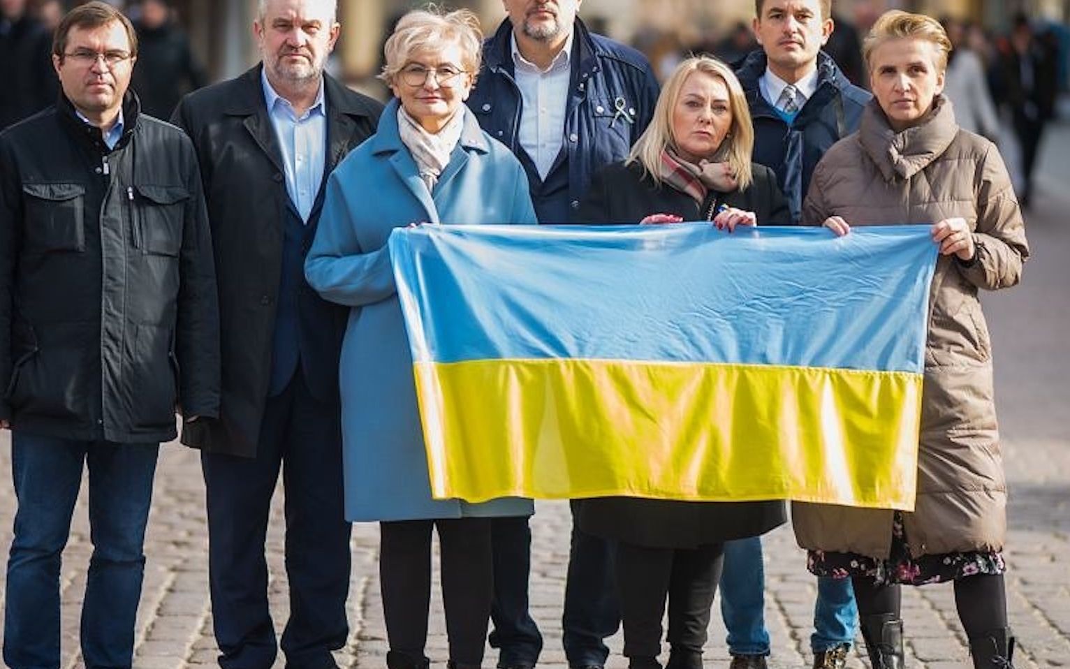 Grafika do artykułu „Ludzie na ulicy zatrzymywali się zdziwieni, że posłowie PiS, PO i Lewicy stoją razem”