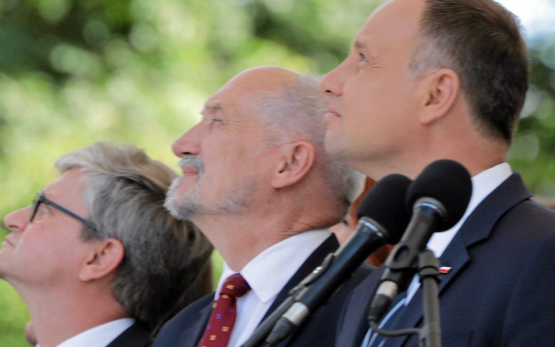 Grafika do artykułu Makabryczna teza Macierewicza: Im bardziej sprzeczne z prawdą kłamstwo, tym skuteczniejsze