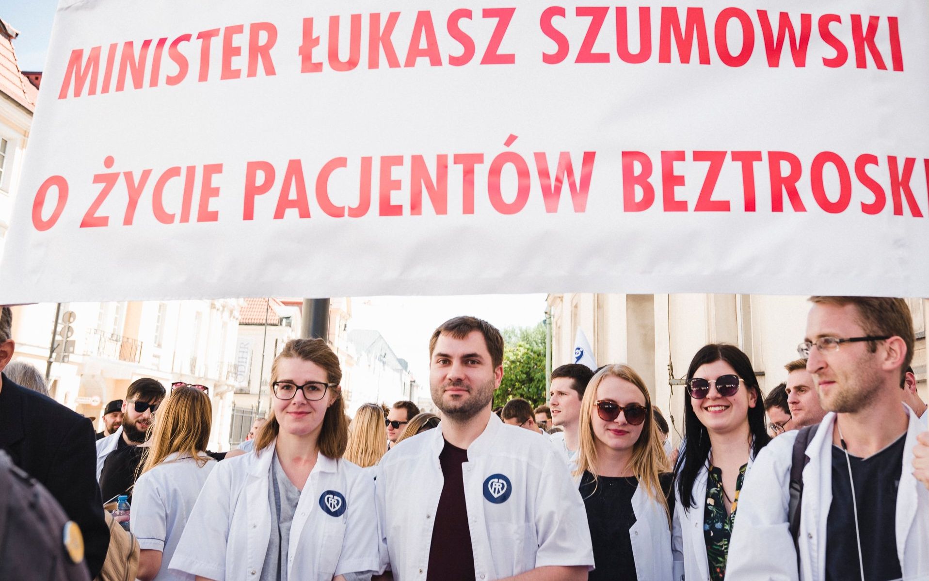 Grafika do artykułu "Pacjenci umierają w kolejkach, lekarze umierają na dyżurach. Możecie to zmienić, ale nie chcecie"