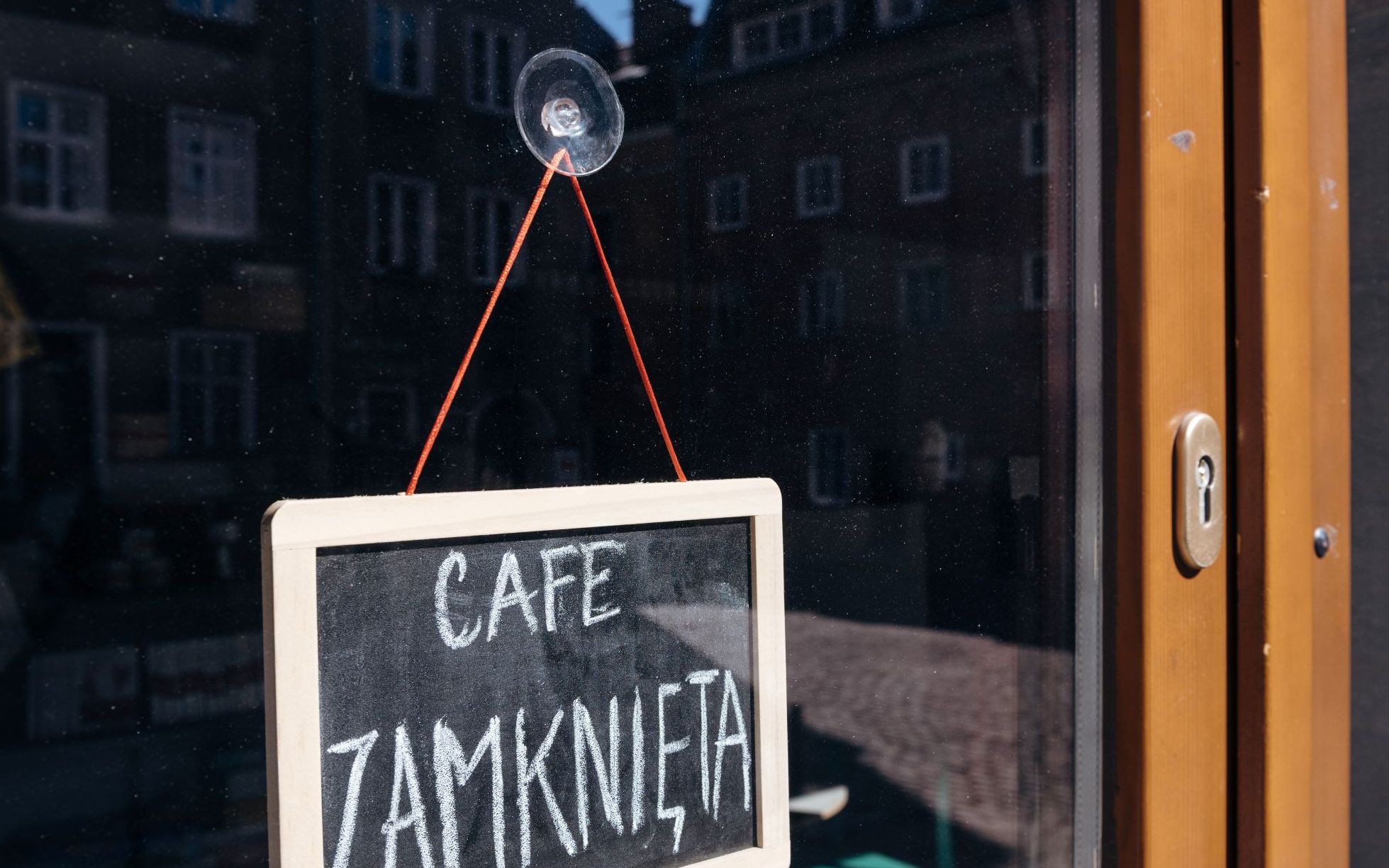 Grafika do artykułu "Panicznie boję się biedy, po nocach śnią mi się koszmary". Jak epidemia dobija pracownika na śmiecówce