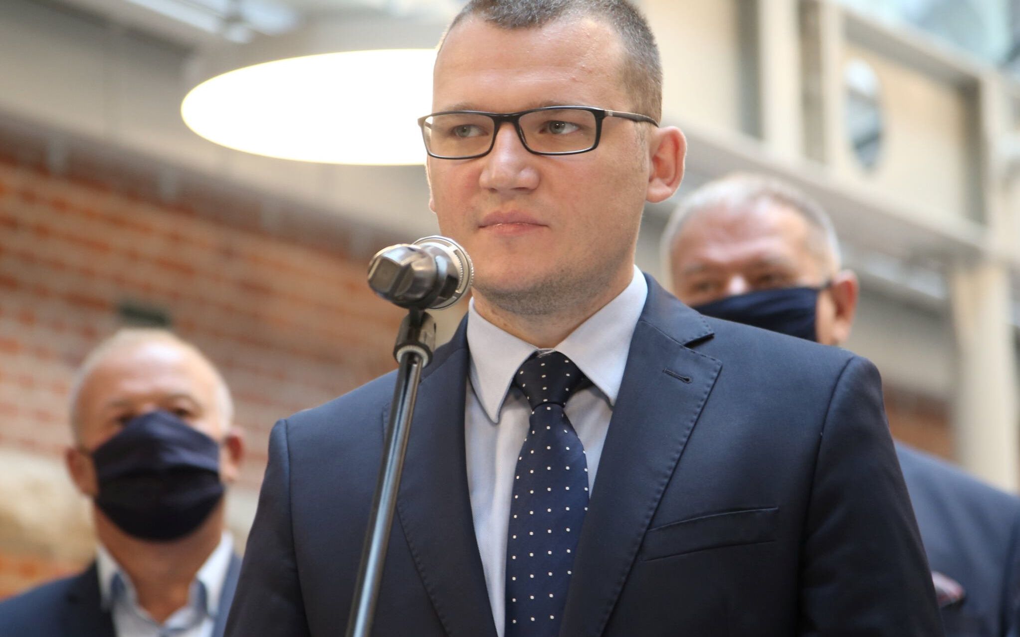 28.08.2020 Szczecin . Zachodniopomorski Urzad Wojewodzki . Wiceminister spraw wewnetrznych i administracji Pawel Szefernaker przemawia podczas otwarcia nowego Punktu Obslugi Cudzoziemcow .
Fot. Cezary Aszkielowicz / Agencja Gazeta