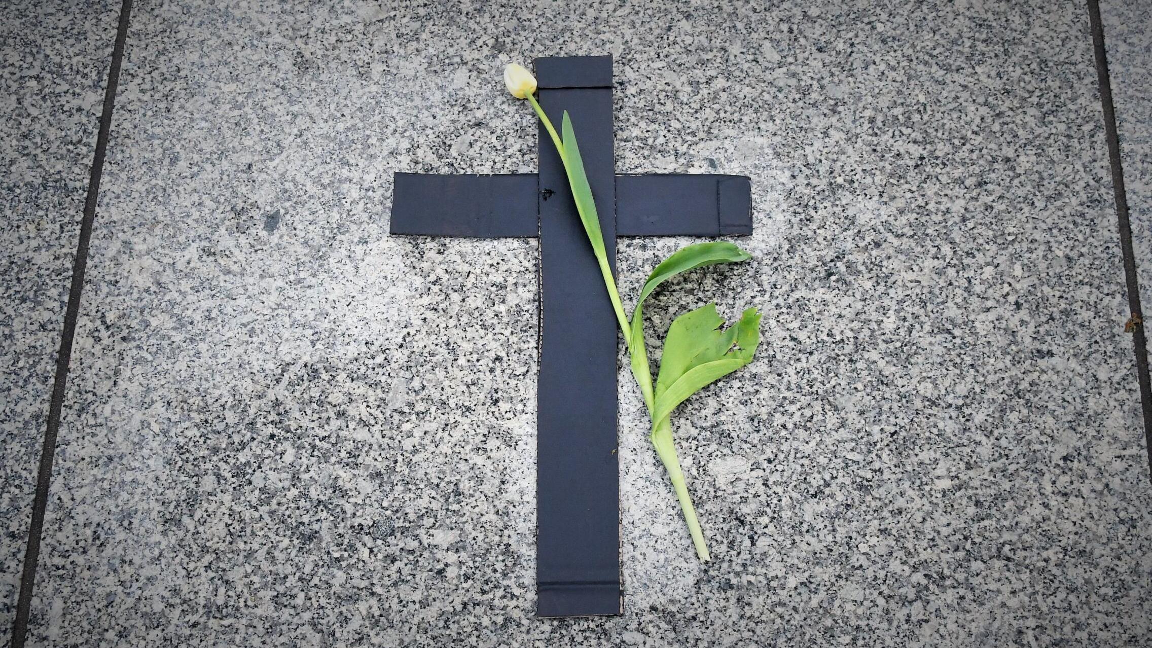 Kwiaty i krzyże na placu Piłsudskiego 02.05.2021