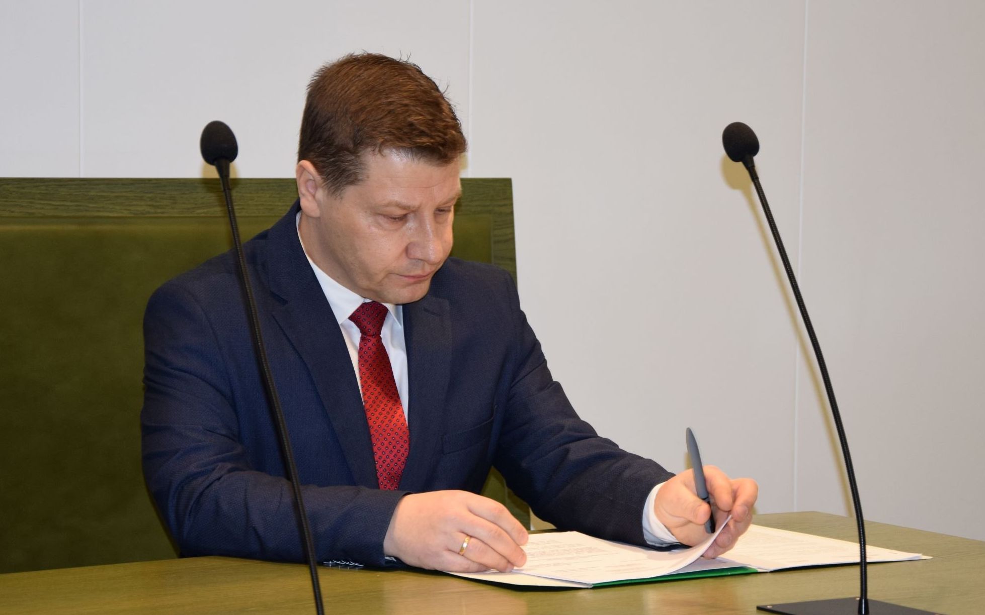 Sędzia w garniturze za stołem sędziowskim