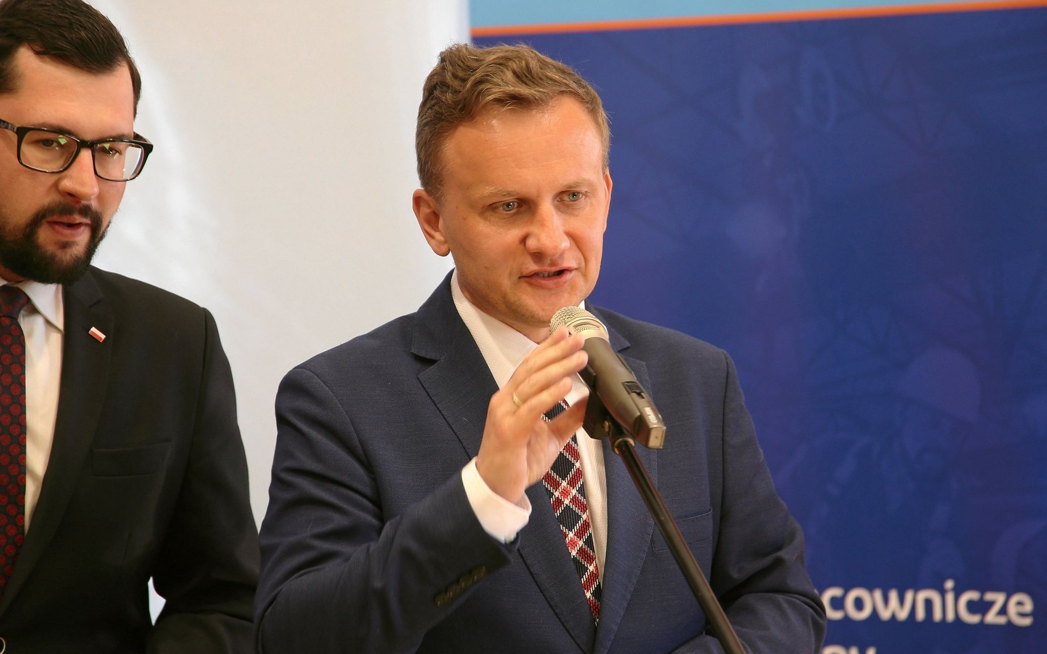 16.04.2019 Szczecin , Zachodniopomorski Urzad Wojewodzki . Od lewej : Wicewojewoda Marek Subocz i wiceprezes Polskiego Funduszu Rozwoju Bartosz Marczuk podczas briefingu prasowego w trakcie konferencji Pracownicze Plany Kapitalowe .
Fot. Cezary Aszkielowicz / Agencja Gazeta