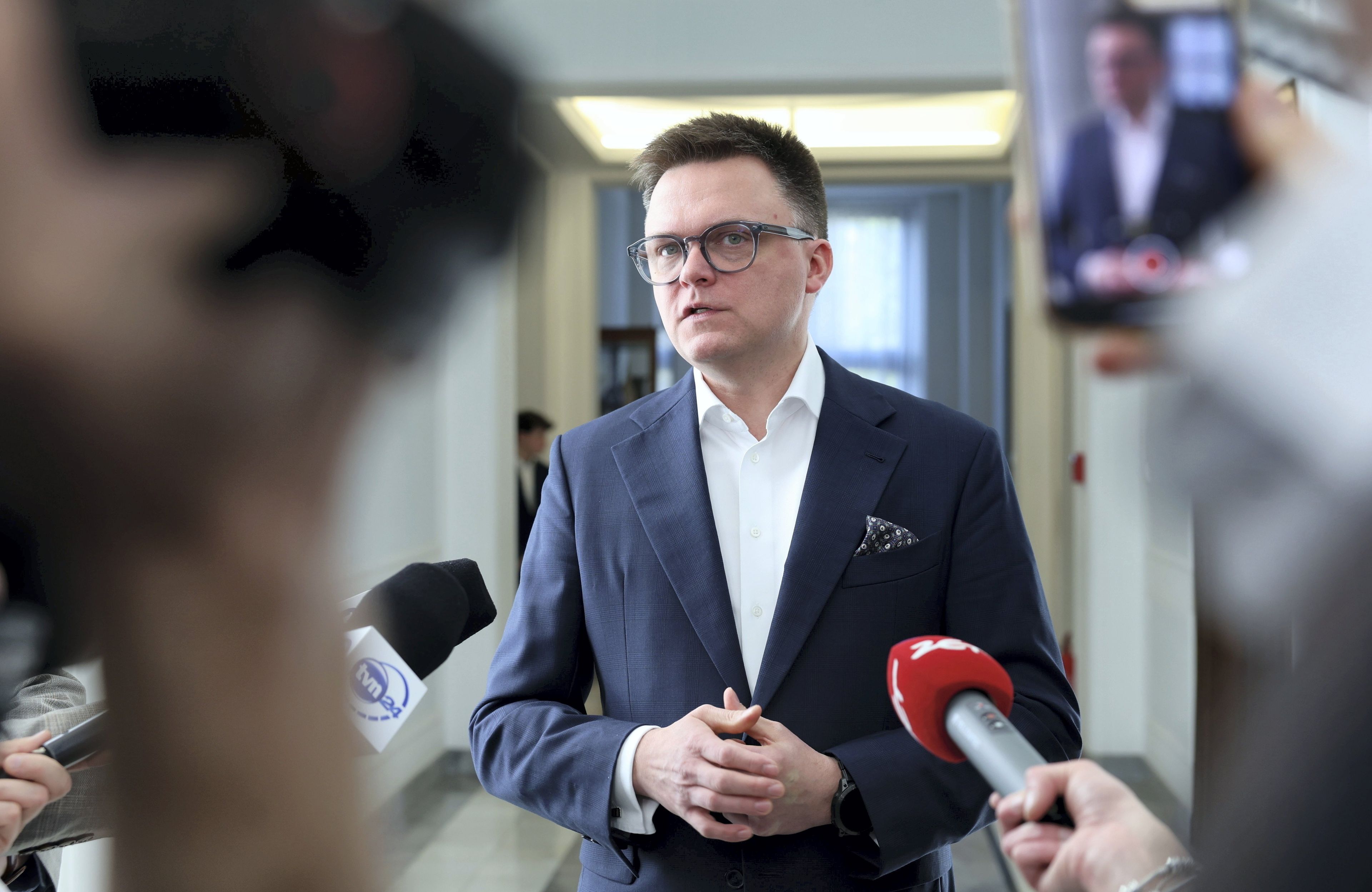 Szymon Hołownia wśród dziennikarzy