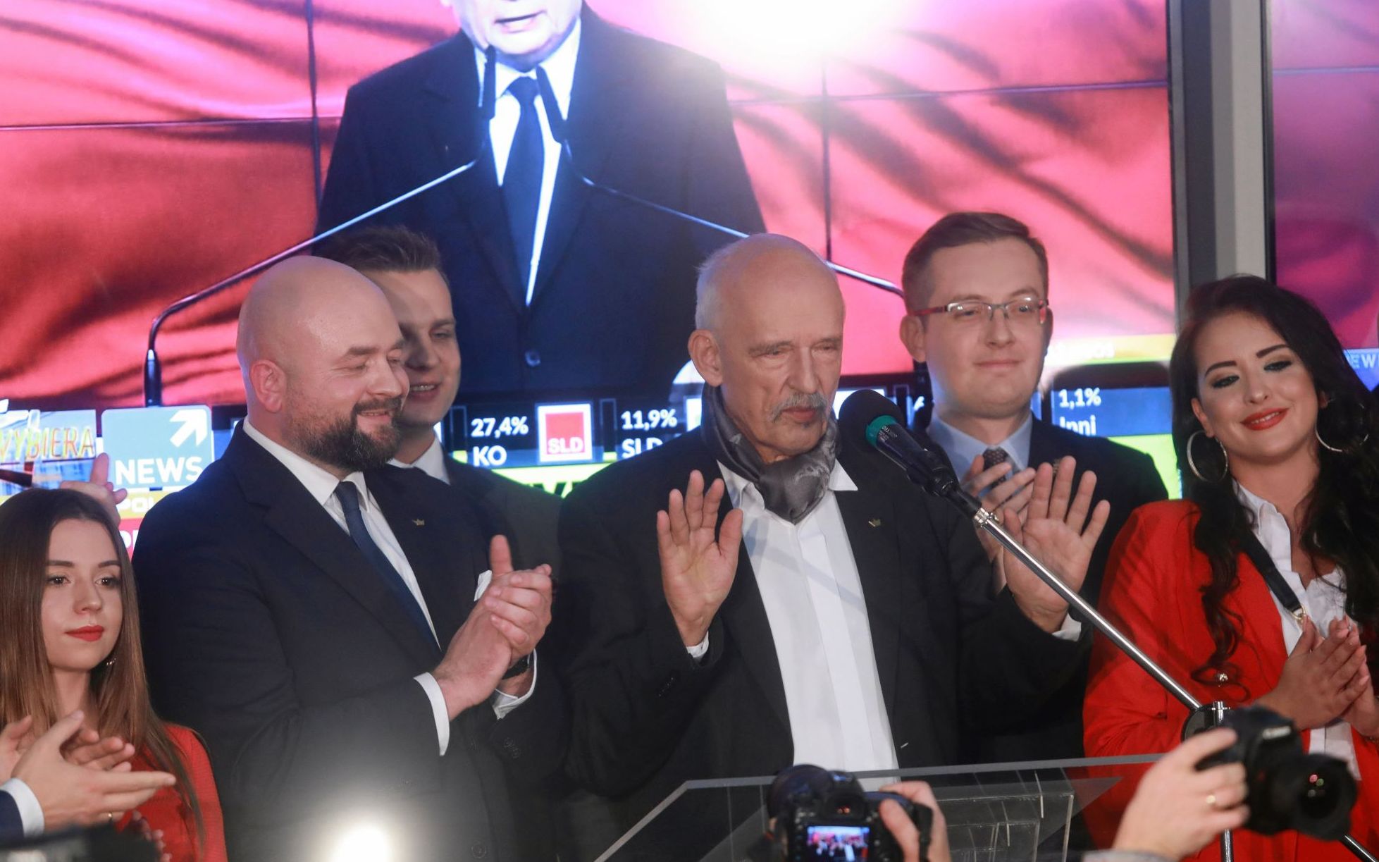 Grafika do artykułu Konfederacja weszła do Sejmu dzięki TVP. Jaką rolę odegrają korwiniści i narodowcy w parlamencie?