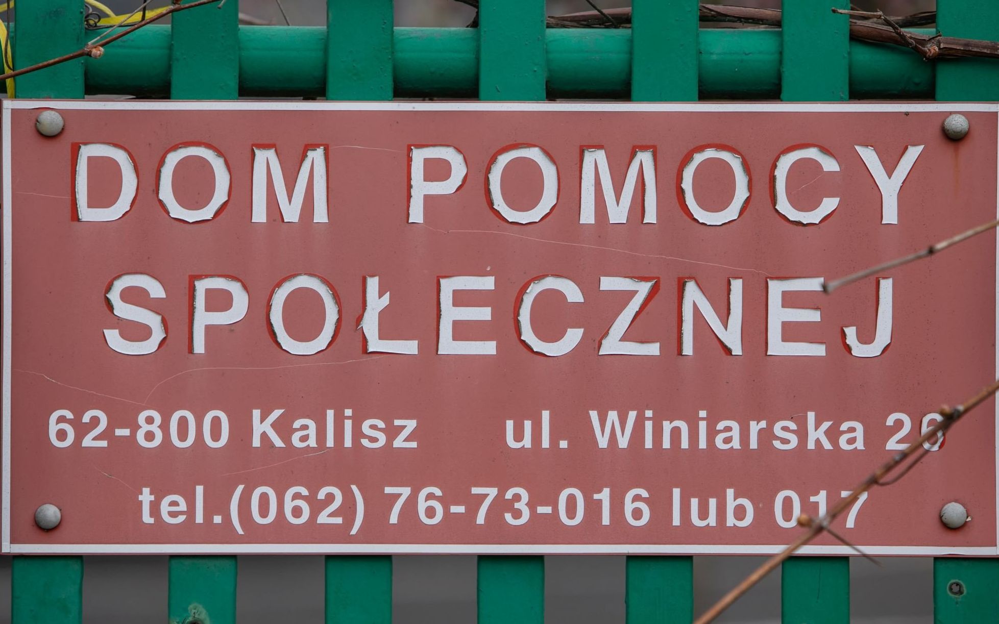 Grafika do artykułu W placówkach opiekuńczych nawet 969 zakażonych. Ziobro chce ścigać uciekający wycieńczony personel