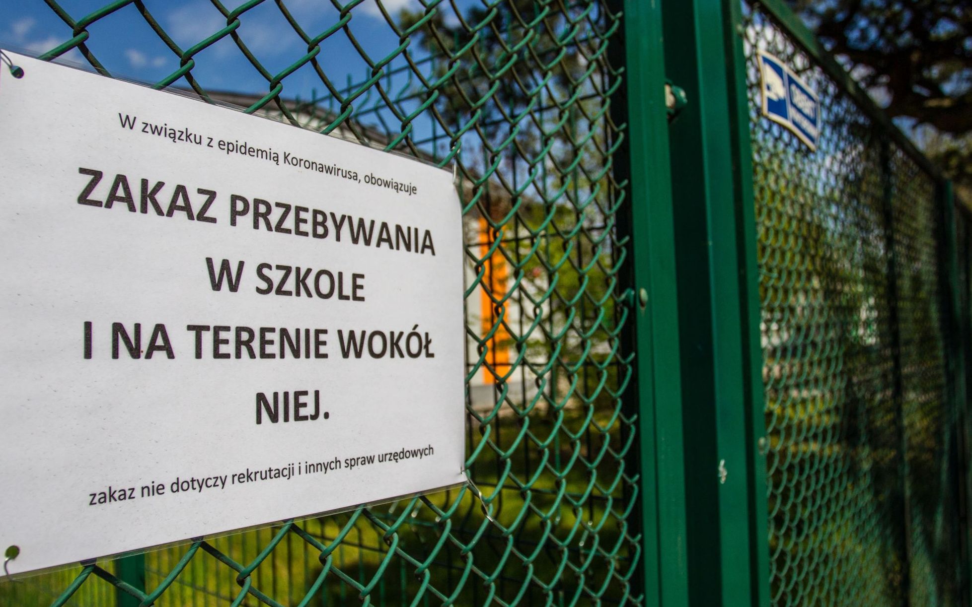 Grafika do artykułu Tysiące uczniów poza systemem. Lekcja ignorancji MEN
