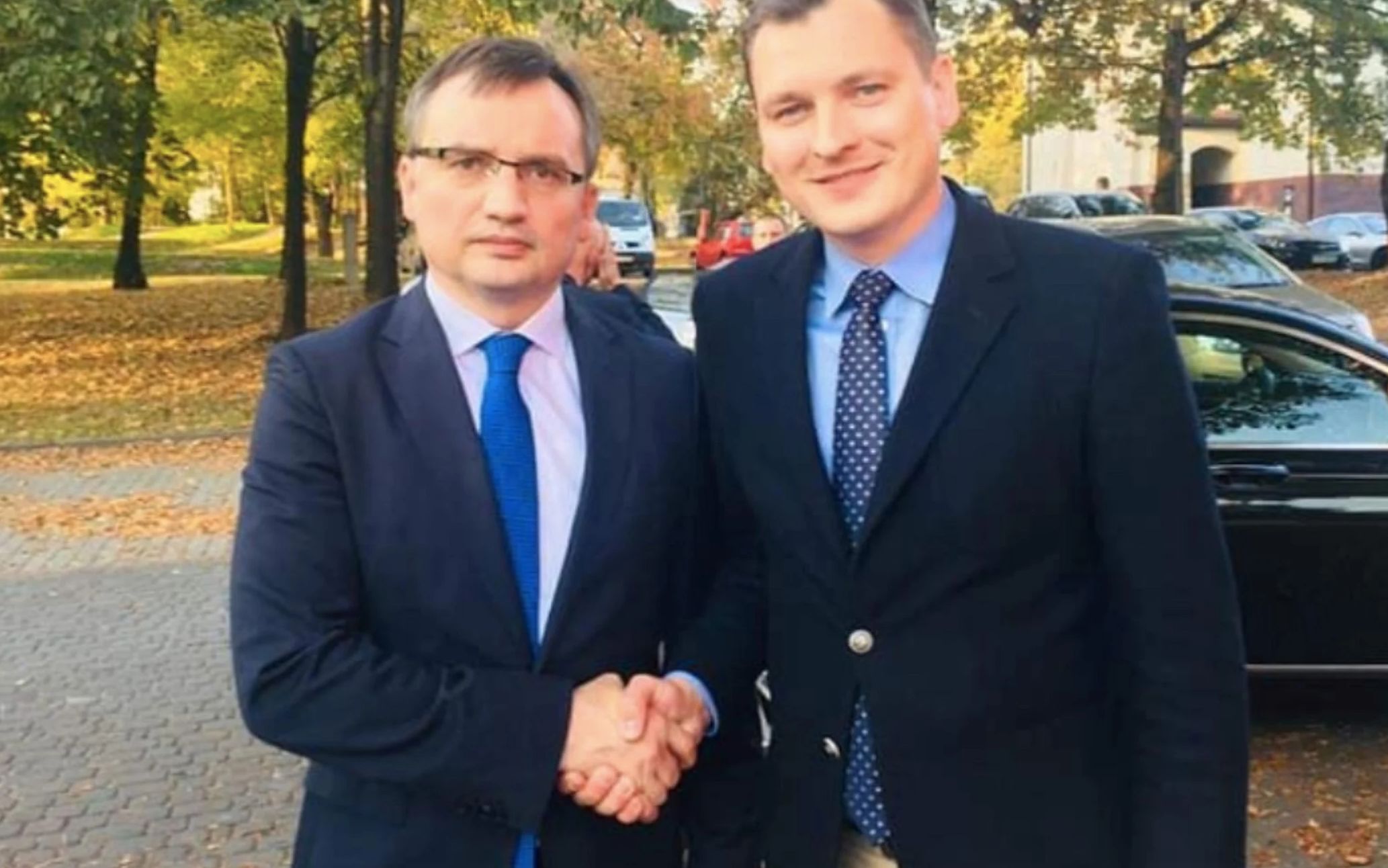 Grafika do artykułu Miliony złotych na pomoc ofiarom przestępstw trafiają do organizacji powiązanych z partią Zbigniewa Ziobry