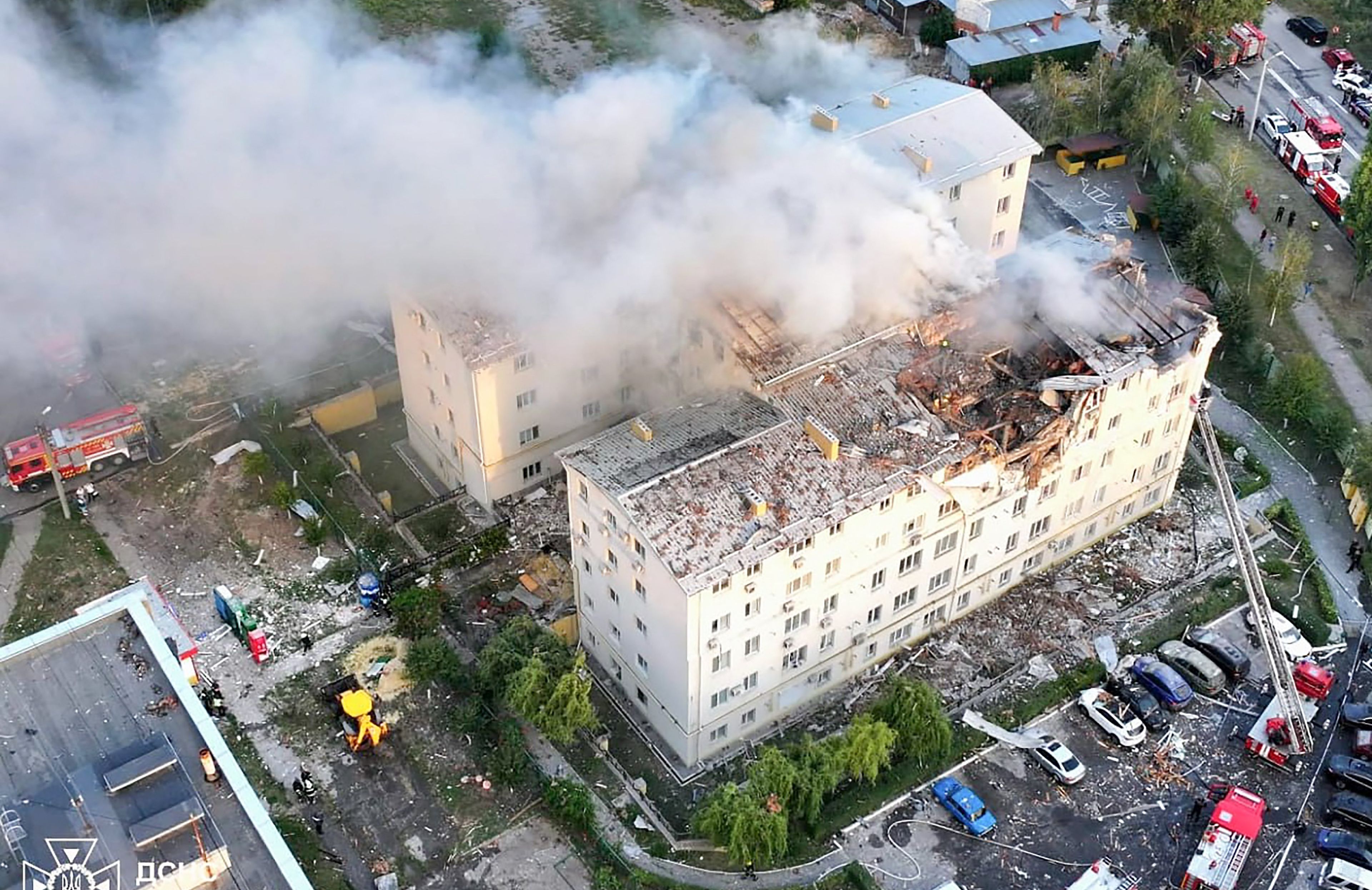 Blok mieszkalny w Charkowie trafiony przez rosyjskiego drona, 3 osoby zabite, ponad 12 rannych. 18.08.2025 r.