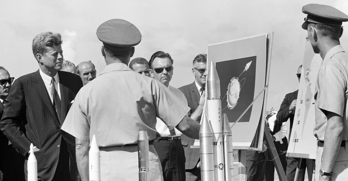 Jak złotousty John F. Kennedy poleciał w kosmos