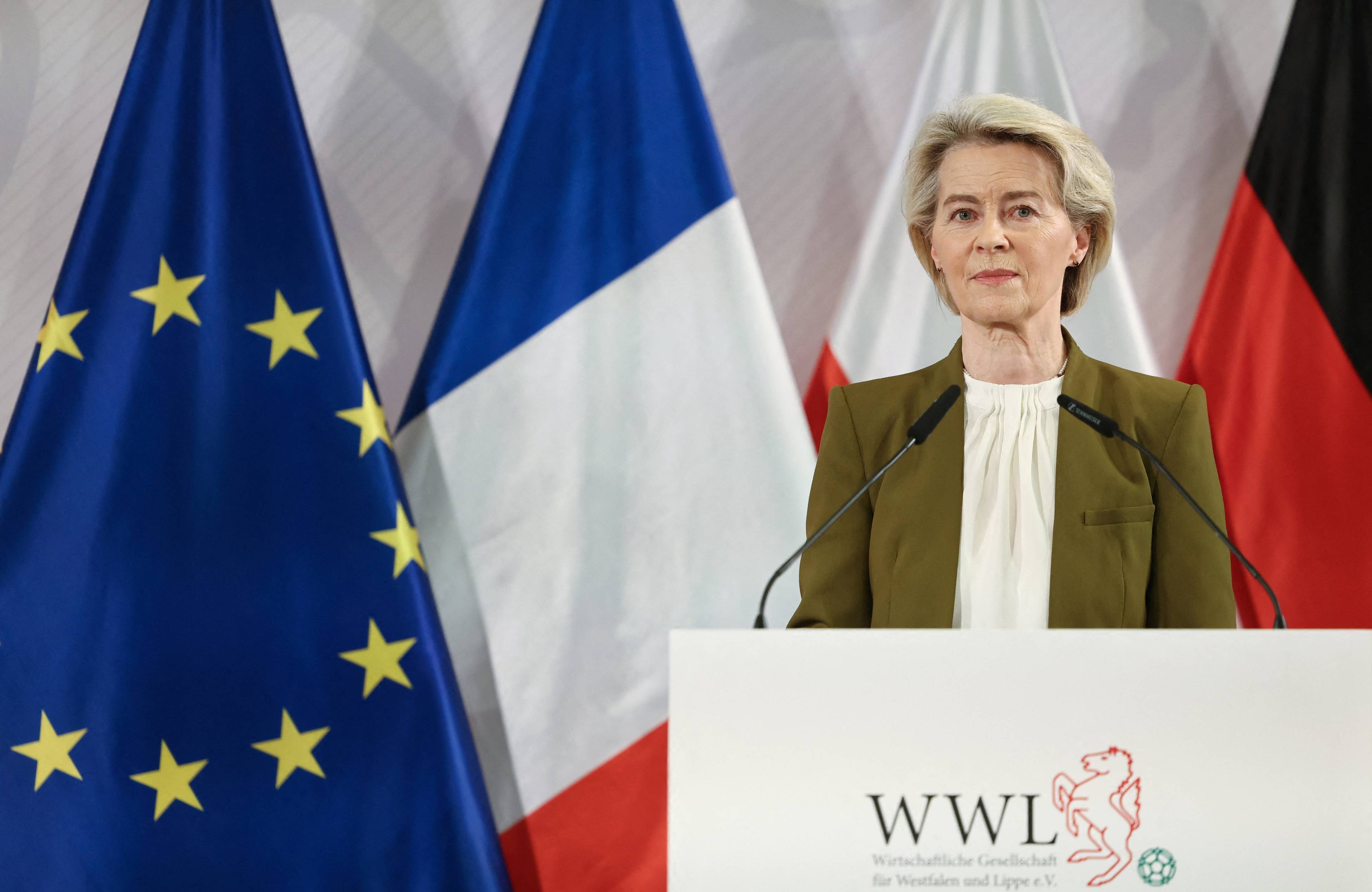 Przewodnicząca Komisji Europejskiej Ursula von der Leyen przemawia na tle flag UE i Francji