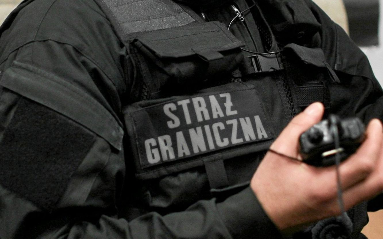 21.01.2010 WARSZAWA , STRAZNIK GRANICZNY Z LOTNISKA IM CHOPINA PREZENTUJE SPRZET PRZEKAZANY PRZEZ WOJEWODE MAZOWIECKIEGO .  
FOT. BARTOSZ BOBKOWSKI / AGENCJA GAZETA