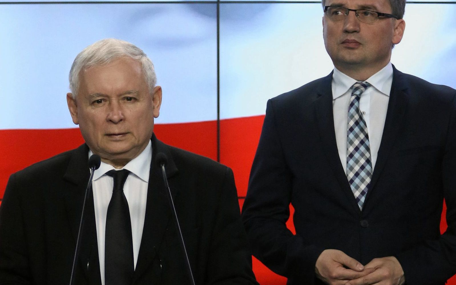 26.04.2018 Warszawa , ulica Nowogrodzka 84/86 . Siedziba partii Prawo i Sprawiedliwosc . Od lewej prezes Jaroslaw Kaczynski , Zbigniew Ziobro podczas oswiadczenia i prezentacji kandydatow na prezydentow miast w wyborach samorzadowych .
Fot. Slawomir Kaminski / Agencja Gazeta