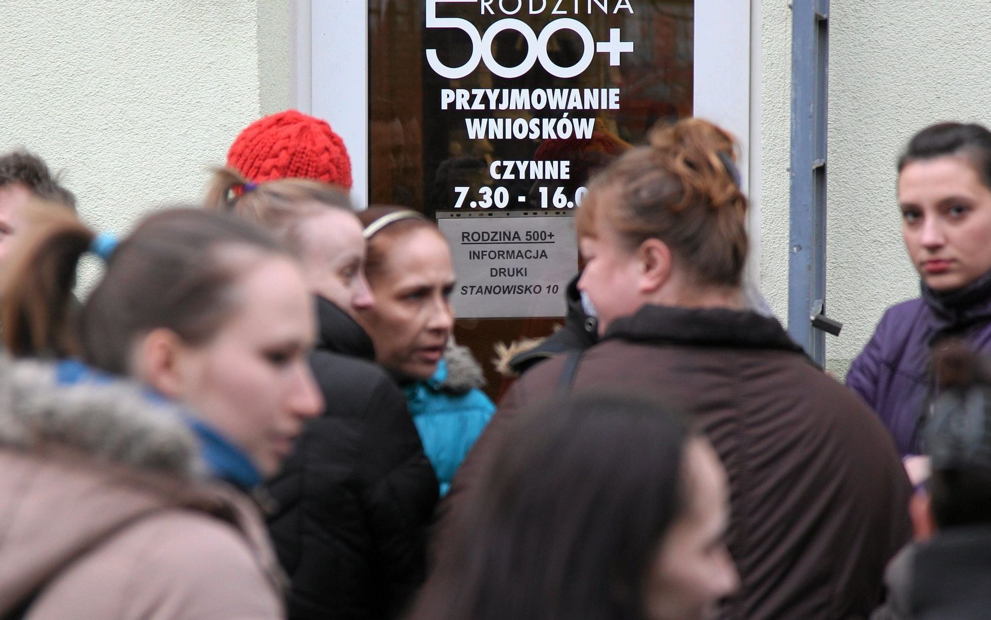 01.04.2016 Szczecin , ul . Kadlubka , Szczecinskie Centrum Swiadczen . Od dzisiaj mozna skladac wnioski w programie Rodzina 500 plus . W momencie otwarcia o godz 7:30 w kolejce stalo kilkadziesiat osob .
Fot. Cezary Aszkielowicz / Agencja Gazeta