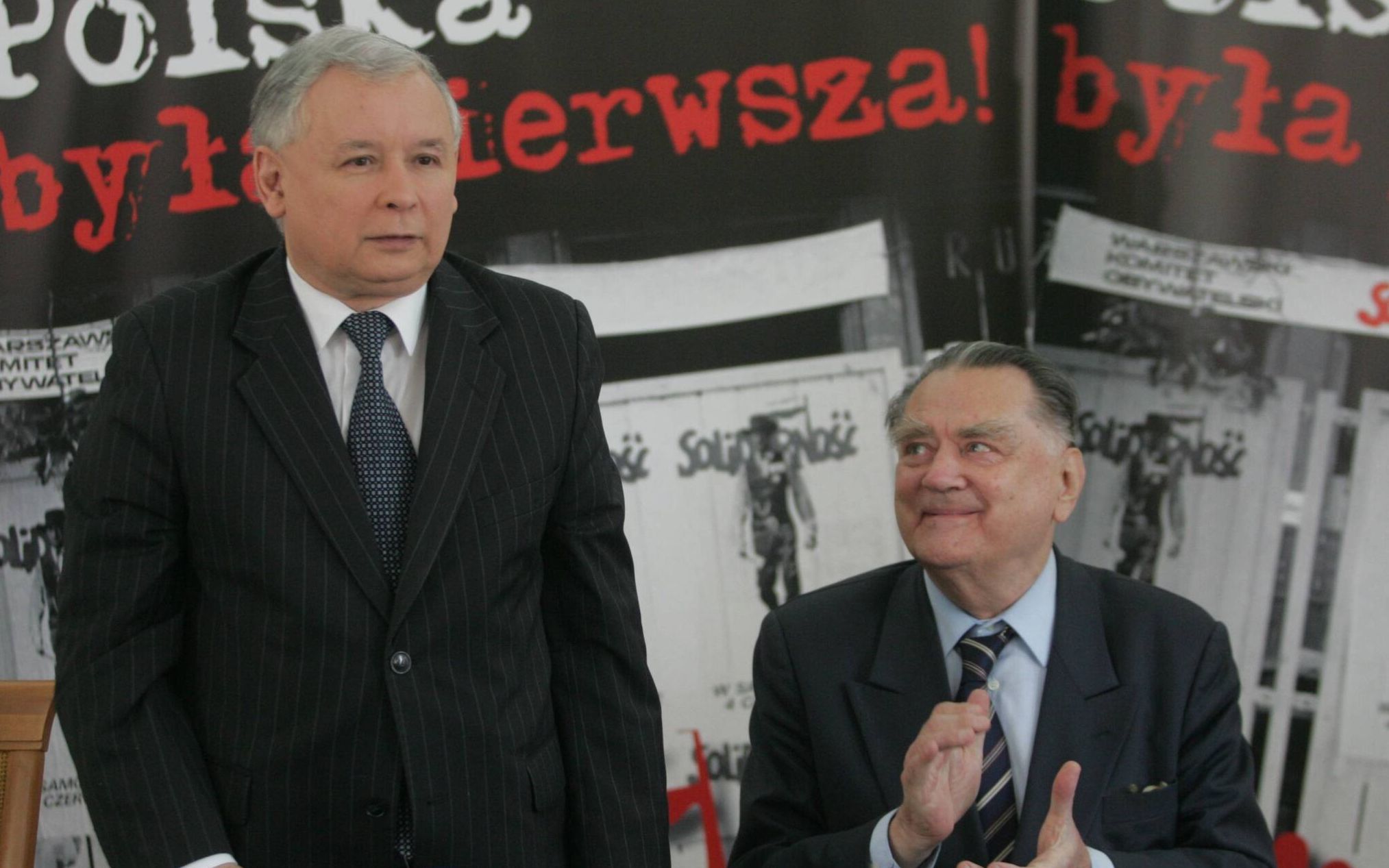 05.06.2009 WARSZAWA , CENTRALNA BIBLIOTEKA ROLNICZA , KONFERENCJA " POLSKA BYLA PIERWSZA " W 20 . ROCZNICE ODZYSKANIA NIEPODLEGLOSCI .
NZ. PREZES PIS JAROSLAW KACZYNSKI ( L ) I BYLY PREMIER JAN OLSZEWSKI ( P )
FOT. BARTOSZ BOBKOWSKI / Agencja Wyborcza.pl