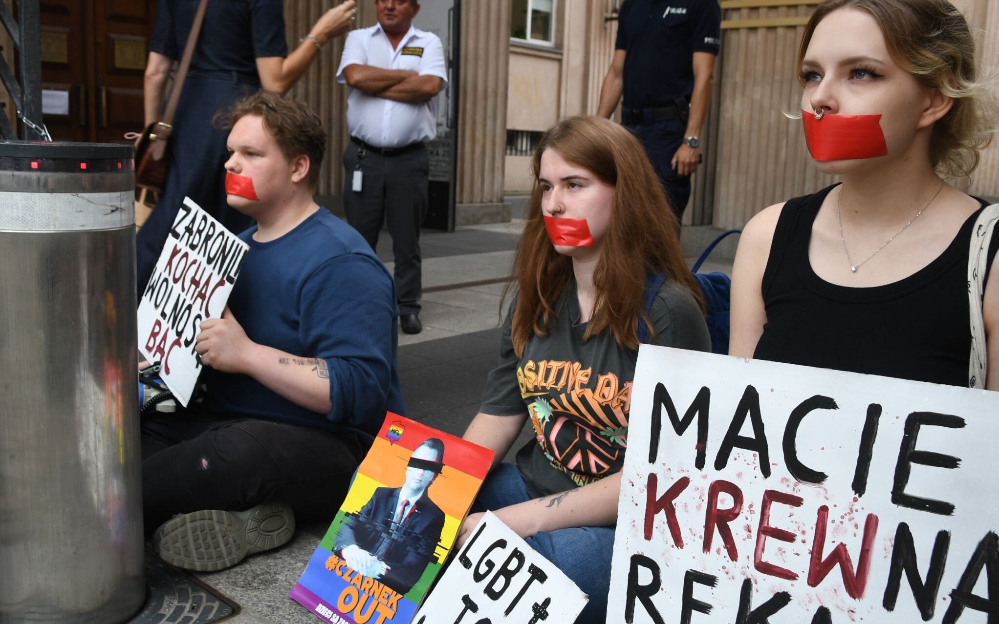 Grafika do artykułu Przypięli się do bramy MEN, żądają okrągłego stołu dla edukacji i dymisji Czarnka