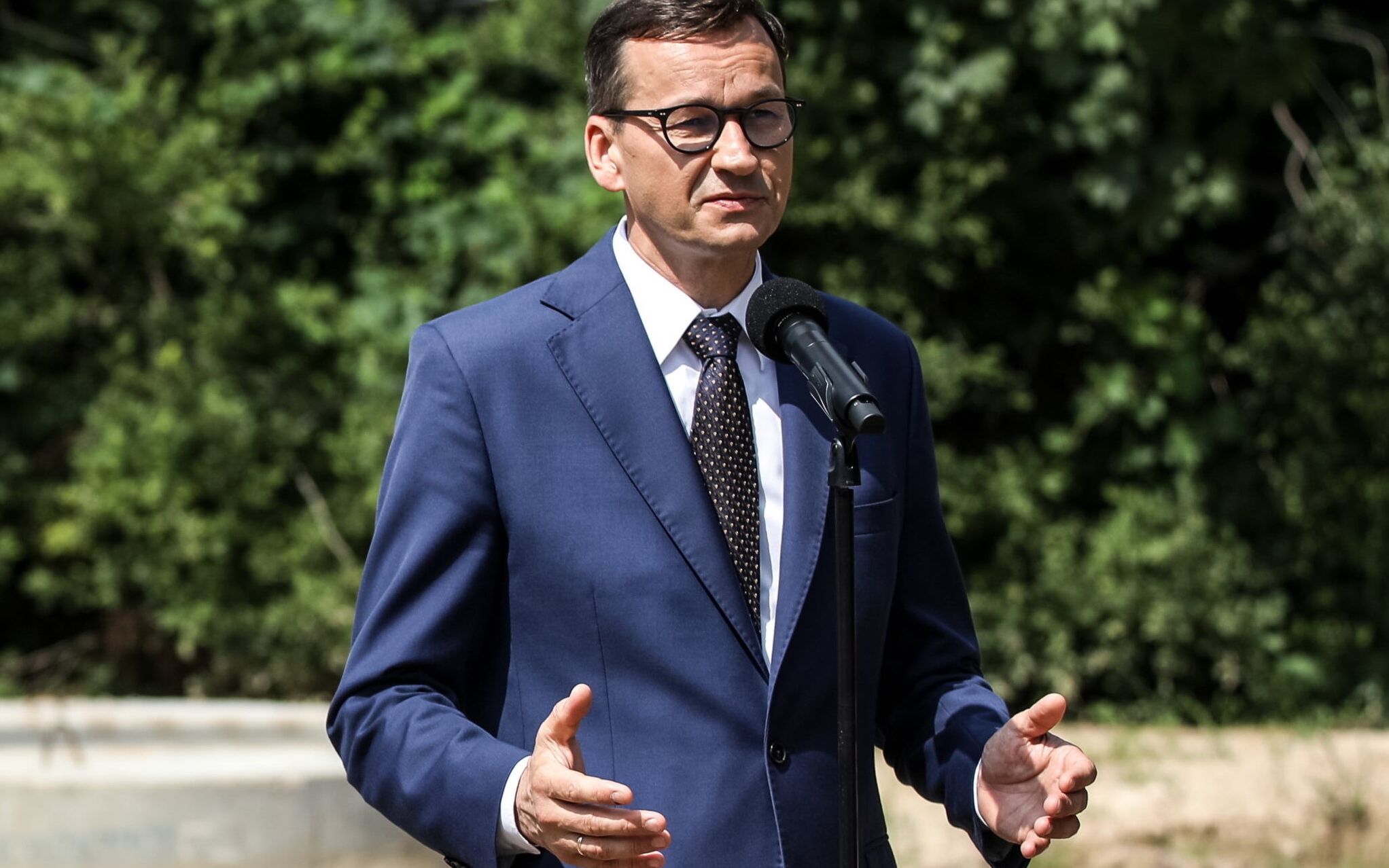 19.07.2021 Porzecze . Wizyta premiera Mateusza Morawieckiego w miejscu inwestycji wodociągowej i kanalizacyjnej dla gminy Miedziana Gora . podczas konferencji prasowej .
Fot. Wojciech Habdas / Agencja Gazeta