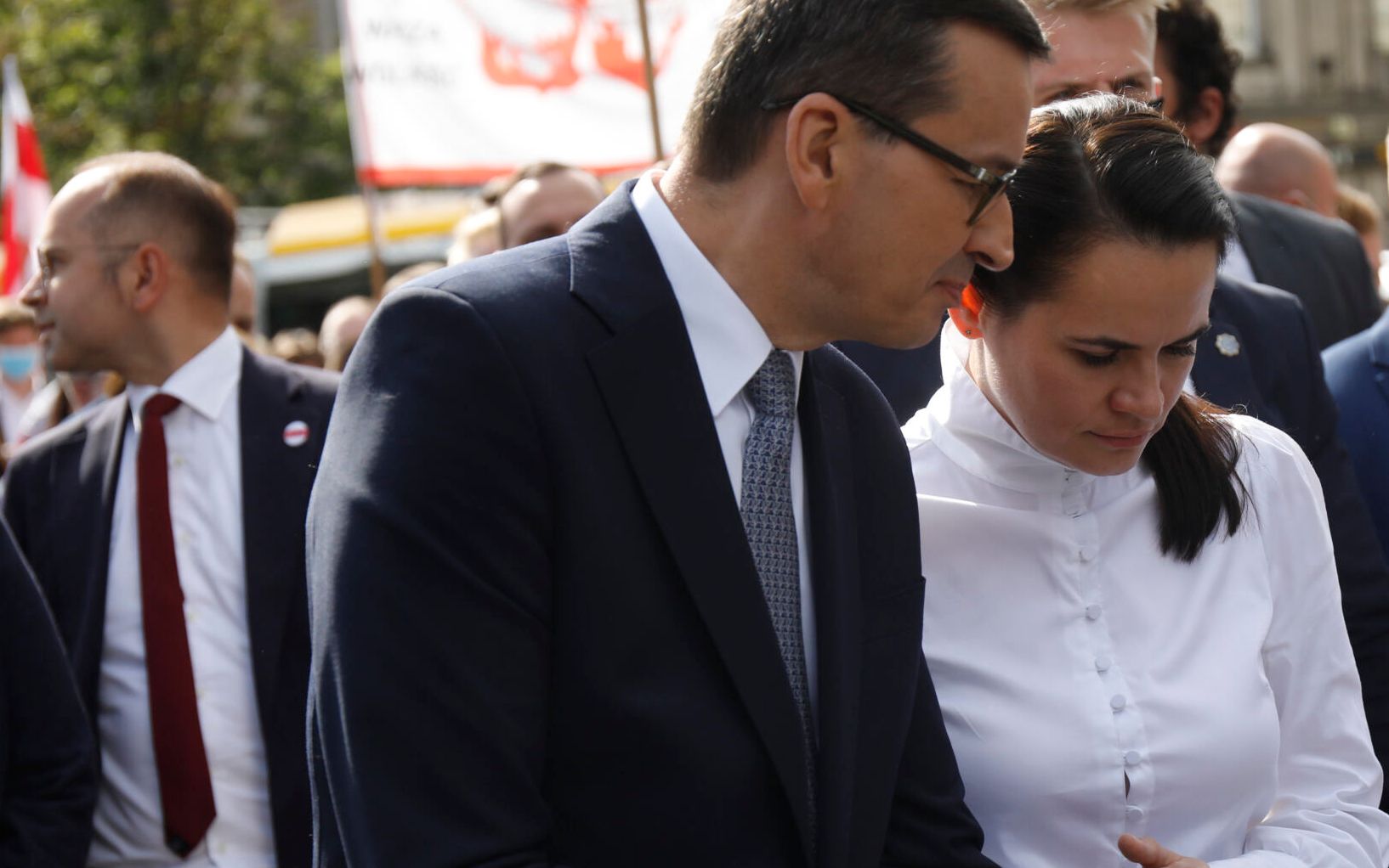 09.09.2020 Warszawa , Krakowskie Przedmiescie , premier Mateusz Morawiecki (l) , przedstawicielka bialoruskiej Rady Koordynacyjnej Olga Kovalkova (p) i liderka bialoruskiej opozycji Swiatlana Cichanouska (c) podczas spaceru po Krakowskim Przedmiesciu . 
Fot. Maciek Jazwiecki / Agencja Gazeta