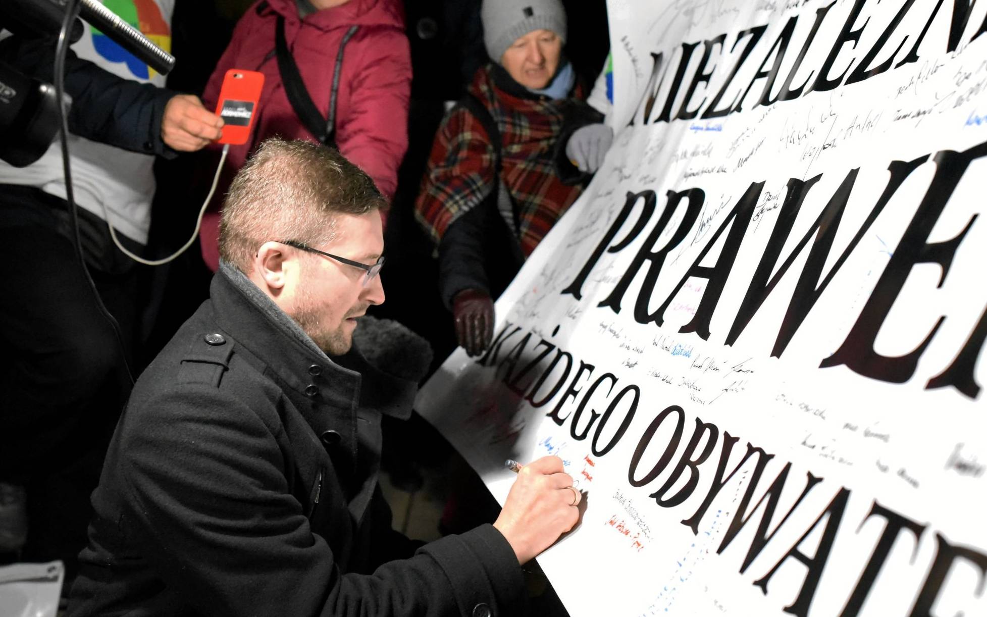Grafika do artykułu NEWS OKO.press. Będzie zawiadomienie do prokuratury za blokowanie działań sędziego Juszczyszyna ws. nowej KRS