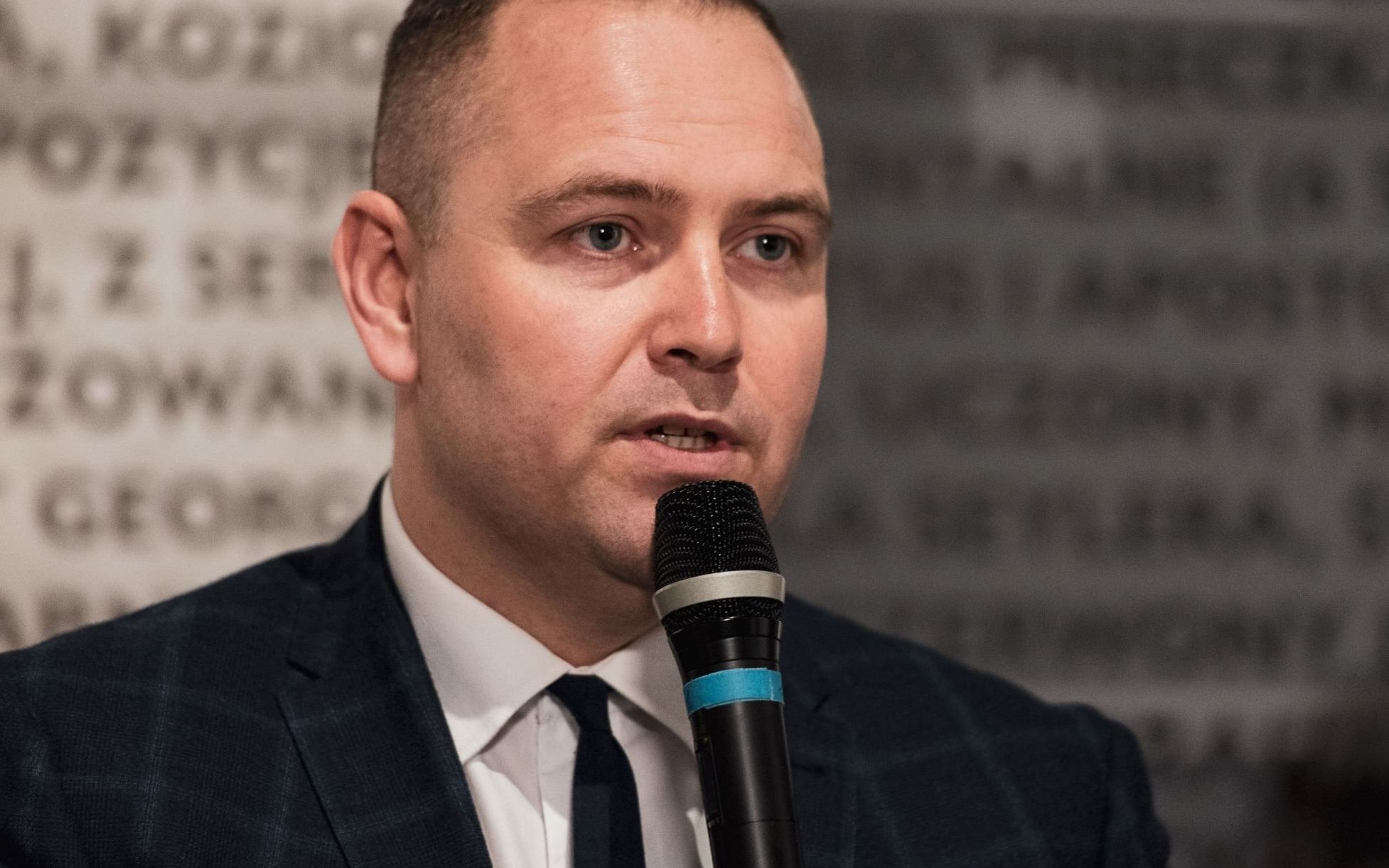 Grafika do artykułu Nominat Glińskiego w Muzeum II Wojny grozi pozwem prof. Motyce za krytykę w OKO.press