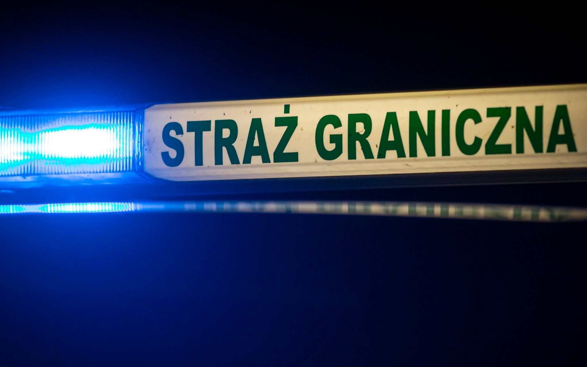 06.09.2021 Podlasie , teren przygraniczny . Droga miedzy wioska Szymki a Nowosady . Nie jest to strefa objeta stanem wyjatkowym . Grupa 10 uchodzcow ciemnoskorych (3 kobiety , 7 mezczyzn z  Ghany oraz jedna osoba z Kamerunu) , ktorzy zostali odnalezieni w zagajniku w poblizu, przez Aleksandre Chrzanowska ze Stowarzyszenia Interwencji Prawnej , Anne Dabrowska i Piotra Skrzypczaka z Homo Faber, Jakuba Bieniasaz z Salam Lab . Ola Chrzanowska i jej wspolpracownicy zebrali od uchodzcow upowaznienia prawne do reprezentowania ich w Polsce . Udzielona zostala pomoc , otrzymali koce cieplne , wode i zywnosc . Nastepnie zostala wezwana karetka do jednej z kobiet . Pozostale osoby zostaly zgloszone do Strazy Granicznej i po ok 3 godzinach , zostaly wywiezione do nieznanego miejsca , w strone obszaru objetego stanem wyjatkowym . Grupa przyszla prawdopodobnie z Grodna na Bialorusi przez " zielona granice " w wyniku tzw. wojny hybrydowej z Bialorusia i dzialan sprzyjajacych udzodzcom przez prezydenta Lukaszenke .

Fot. Agnieszka Sadowska/ Agencja Gazeta. *** Local Caption *** .