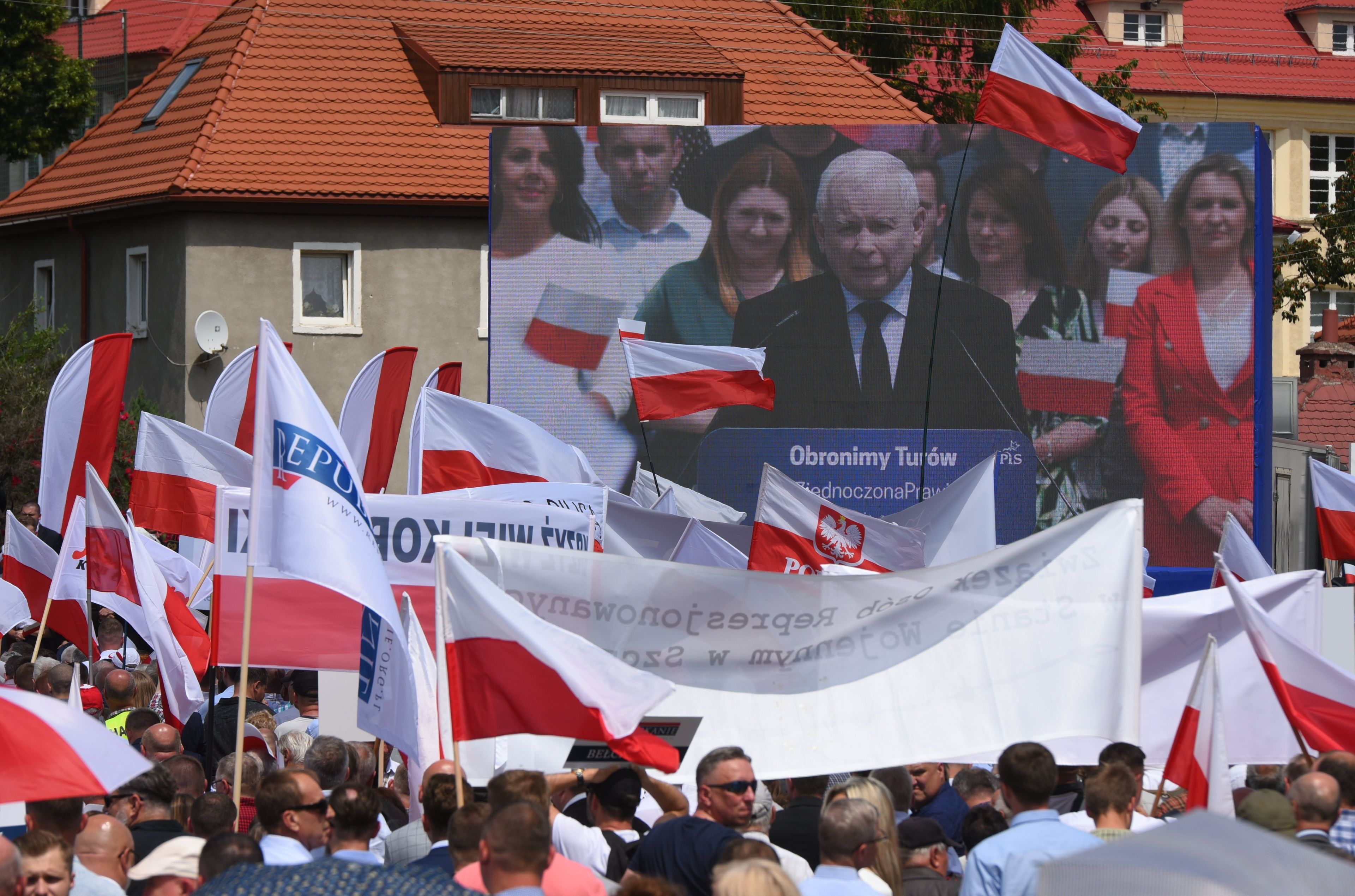 Jarosław Kaczyński widoczny na telebimie na placu pełnym ludzi