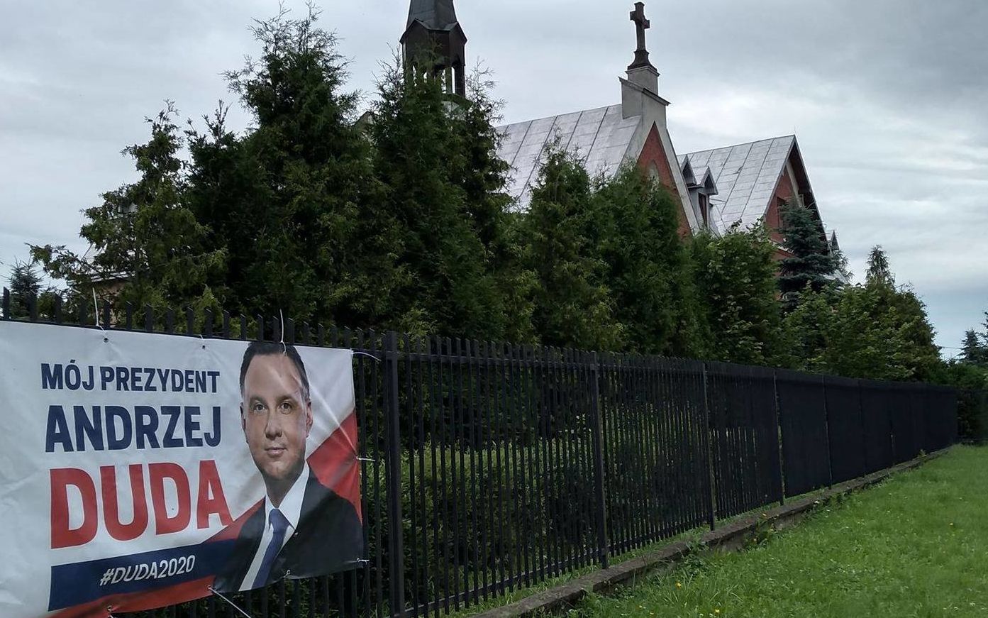 Grafika do artykułu Andrzej Duda pozdrawia wiernych z kościelnych płotów