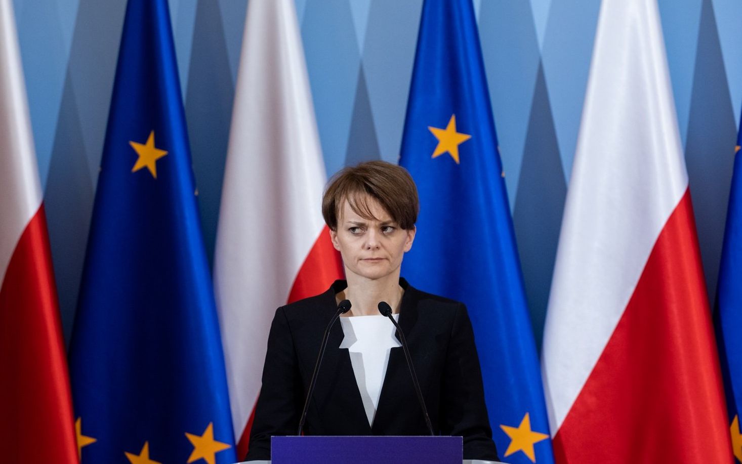 Grafika do artykułu Zamiast chronić pracowników, rząd sam chce zwalniać. A bezrobotnych zostawia na pastwę losu