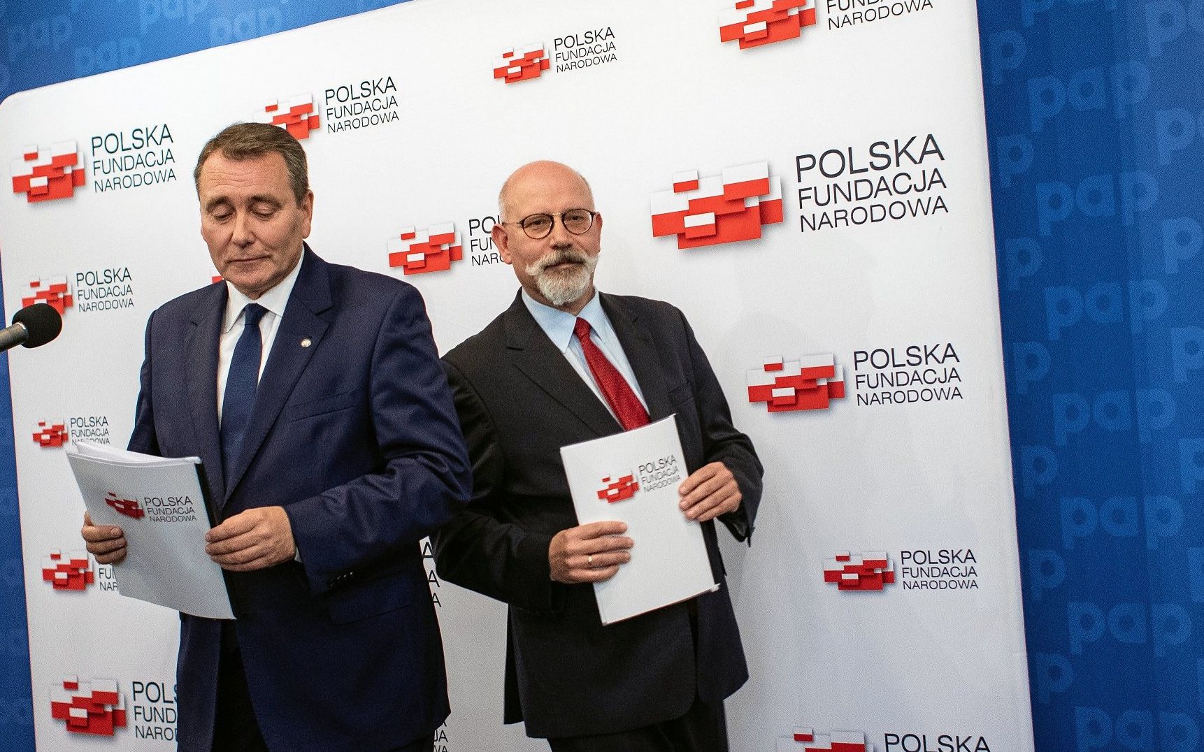 29.05.2018 Warszawa . Centrum Prasowe PAP . (Od lewej): Prezes Polskiej Fundacji Narodowej Cezary Jurkiewicz , wiceprezes Polskiej Fundacji Narodowej Maciej Swirski podczas briefingu prasowego na temat nowego projektu Fundacji . 
Fot. Dawid Zuchowicz / Agencja Gazeta