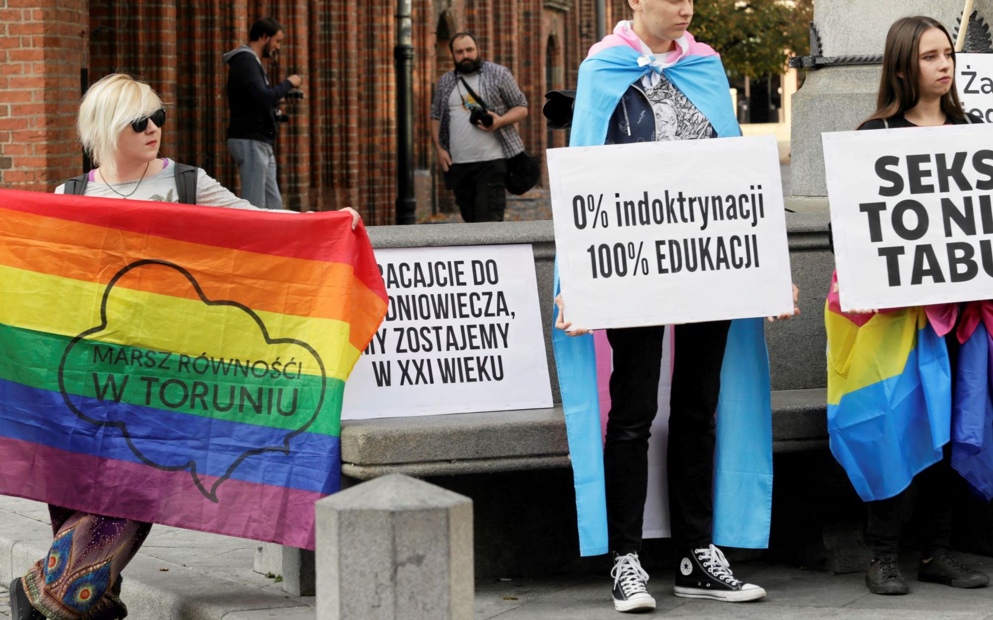 Grafika do artykułu Różnorodny, bezpieczny, radosny: o takim seksie Polacy chcą uczyć nastolatków [IPSOS dla OKO.press]