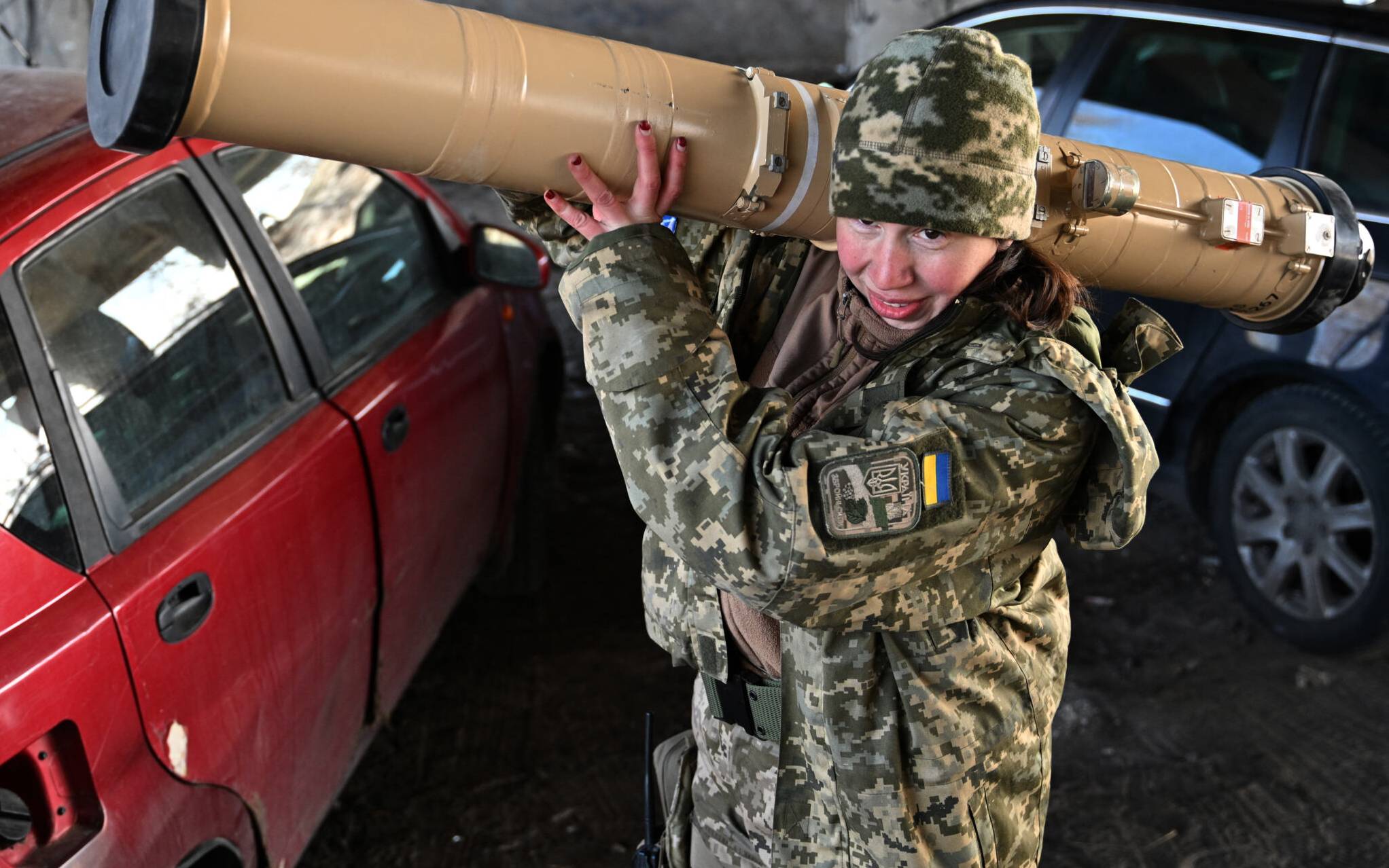 Ukrainian soldier and former deputy of Ukrainian Parliament Tetyana Chornovil carries an anti-tank guided missile (ATGM) to the front line, near Kyiv on March 20, 2022. (Photo by Genya SAVILOV / AFP) / The erroneous mention[s] appearing in the metadata of this photo by Genya SAVILOV has been modified in AFP systems in the following manner: [former deputy of Ukrainian Parliament] instead of [former lawyer]. Please immediately remove the erroneous mention[s] from all your online services and delete it (them) from your servers. If you have been authorized by AFP to distribute it (them) to third parties, please ensure that the same actions are carried out by them. Failure to promptly comply with these instructions will entail liability on your part for any continued or post notification usage. Therefore we thank you very much for all your attention and prompt action. We are sorry for the inconvenience this notification may cause and remain at your disposal for any further information you may require.