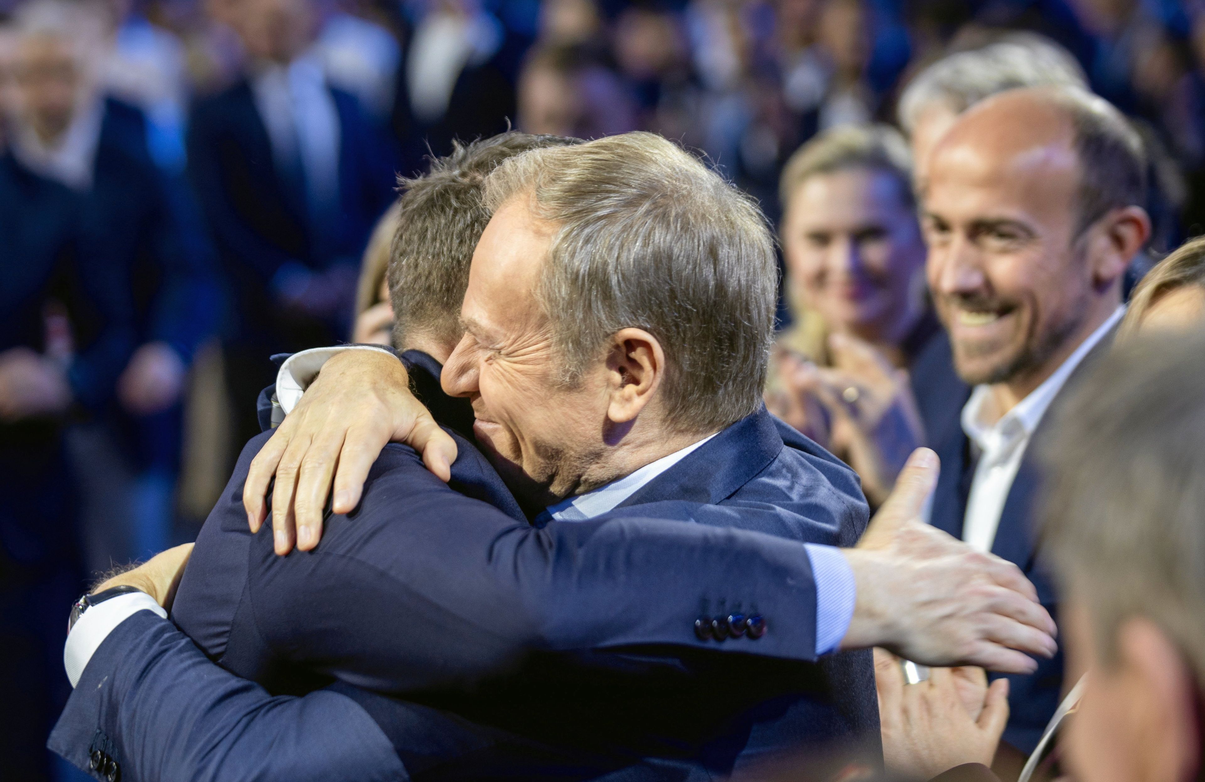 Donald Tusk trzyma w objęciach Rafała Trzaskowgo, konwencja w Gliwicach, 7.12.2024 r.