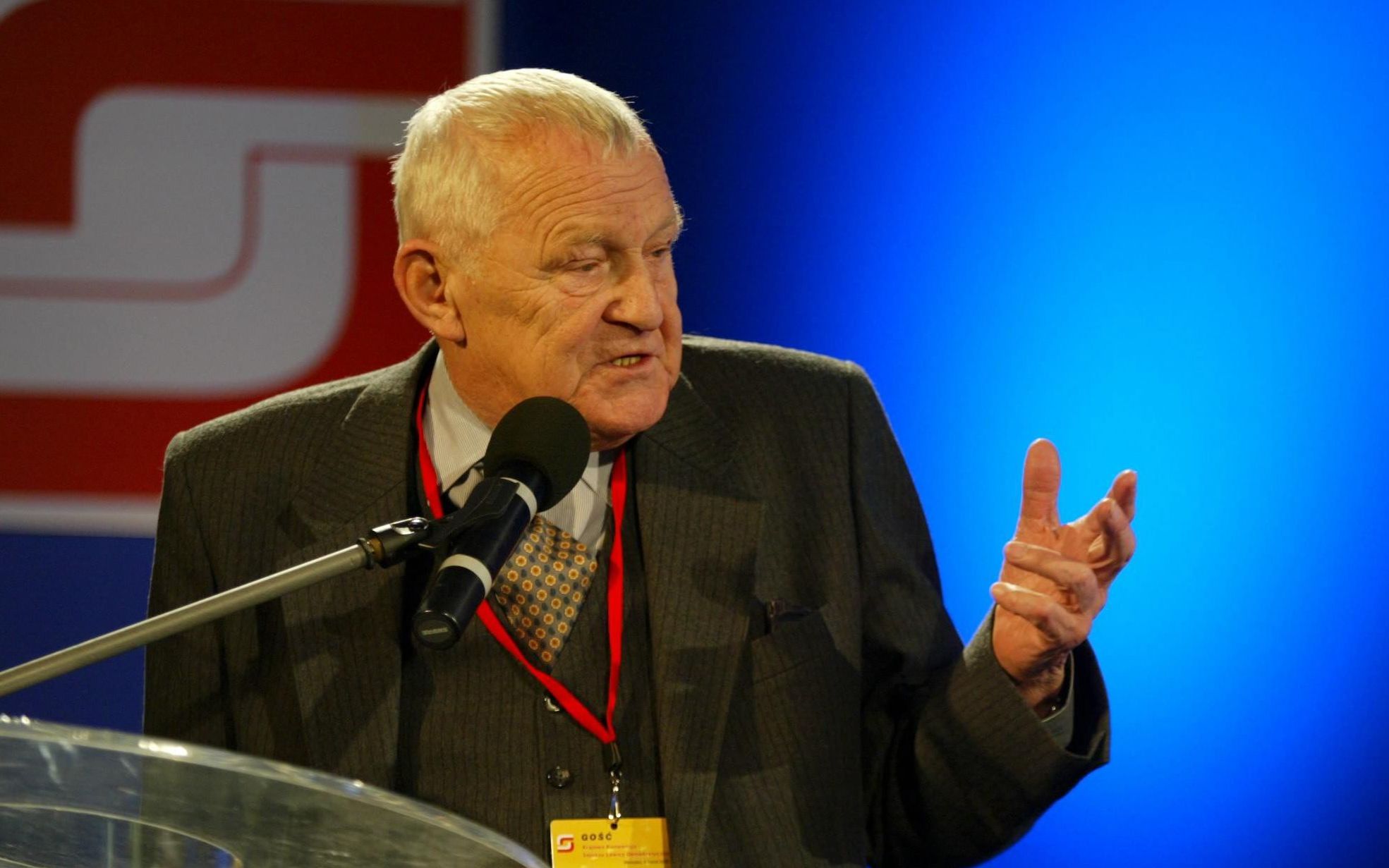 06.03.2004    WARSZAWA  UL 17 STYCZNIA 
HOTEL GROMADA  POSIEDZENIE SLD SOJUSZ LEWICY DEMOKRATYCZNEJ 
KRAJOWA KONWENCJA  SOJUSZU  LEWICY DEMOKRATYCZNEJ SLD 
WYBORY NOWEGO PRZEWODNICZACEGO PARTII - PO LESZKU MILLERZE
N/Z GOSC KONWENCJI - MIECZYSLAW  RAKOWSKI 
FOT.SLAWOMIR KAMINSKI / AGENCJA GAZETA