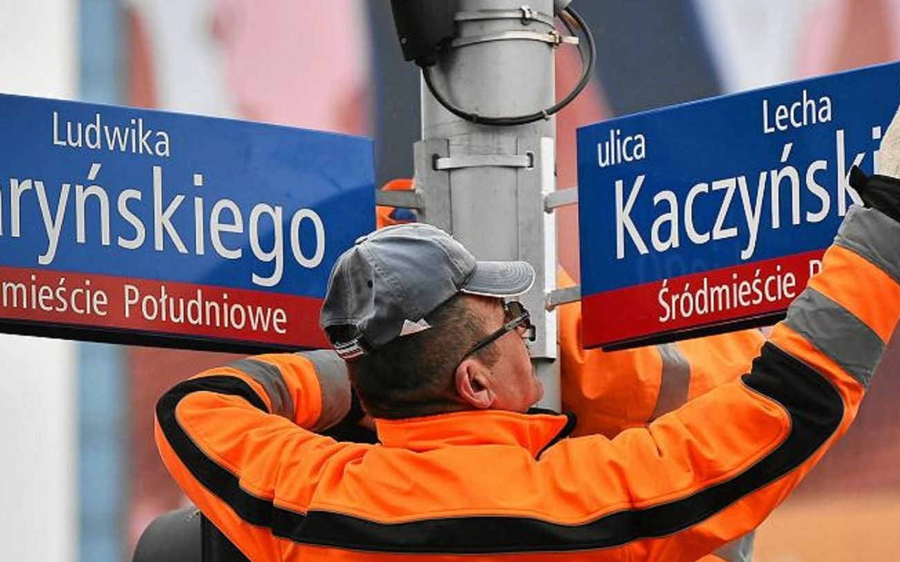 Grafika do artykułu IPN chciał "skonfiskować pamięć". Ta opinia historyka obroniła ulice Warszawy przed szaloną dekomunizacją
