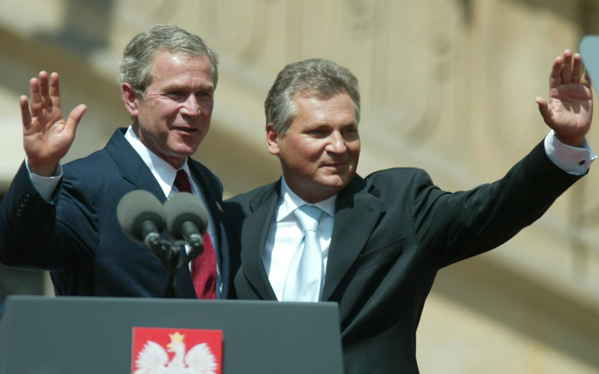 31.05.2003 KRAKOW WAWEL WIZYTA PREZYDENTA USA GEORGA BUSHA W POLSCE POWITANIE PAR PREZYDENCKICH NA WAWELU ROZPOCZELO OFICJALNA WIZYTE BUSHA W POLSCE. 
NZ. POWITANIE I PRZEMOWIENIA PREZYDENTOW
PREZYDENT ALEKSANDER KWASNIEWSKI Z MALOZNKA JOLANTA KWASNIEWSKA I  PREZYDENT USA GEORGE BUSH Z MALZONKA
FOT. SLAWOMIR KAMINSKI / AGENCJA GAZETA