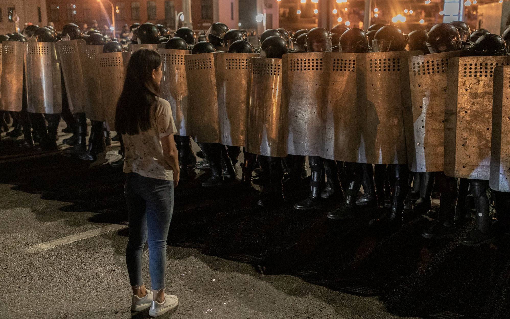 Grafika do artykułu Podchodzimy pod milicyjne tarcze. Film OKO.press pokazuje emocje z nocnych protestów w Mińsku