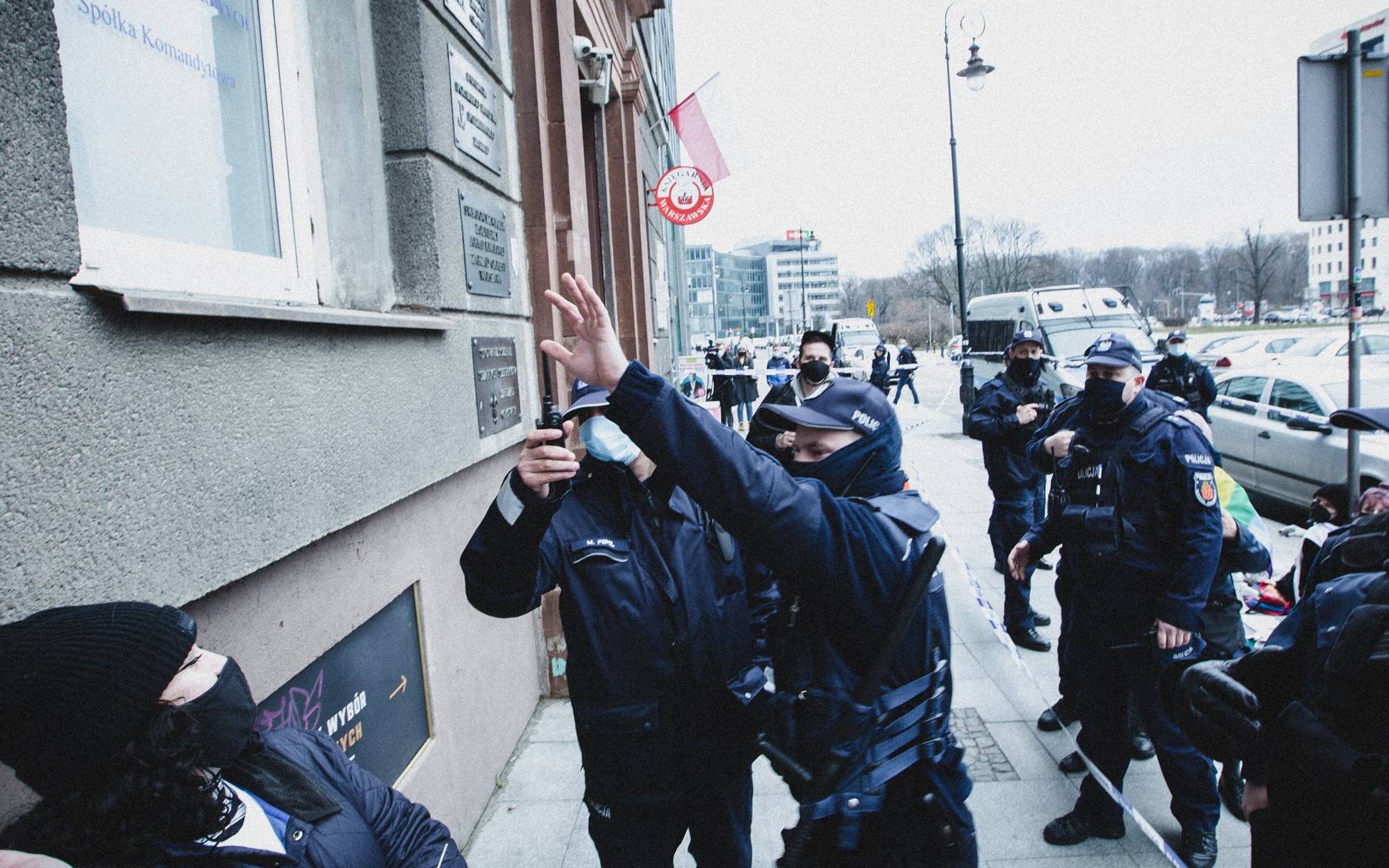 Grafika do artykułu Policja zaatakowała wegeburgery podczas synchronicznego protestu "PiS-OFF"