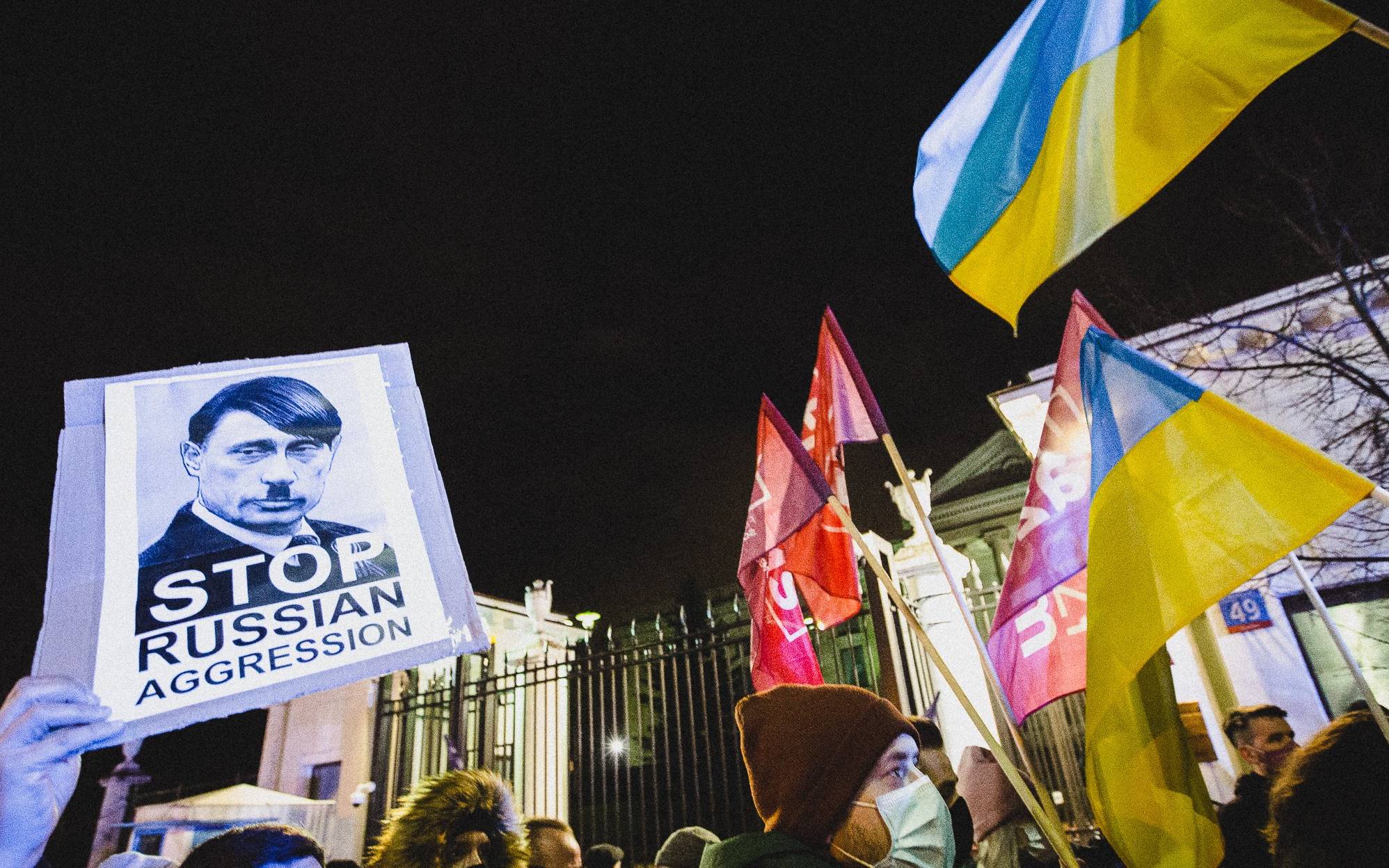Warszawa, 23.02.2022. „Stop Puitin wars, stand with Ukraine”. Protest pod ambasadą Rosji