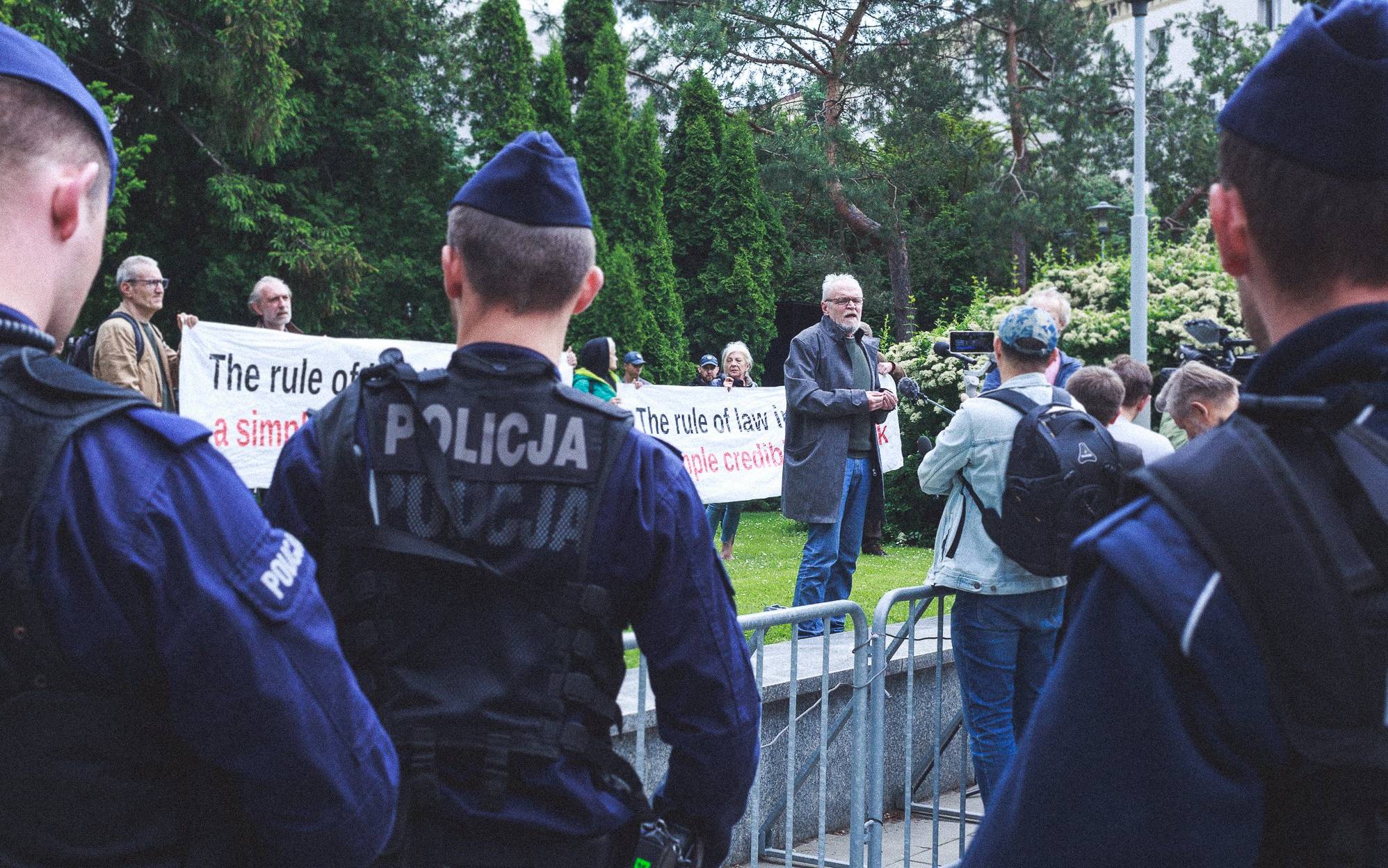 Obywatele RP protestują pod Sejmem: patrzymy na ręce rządowi i UE w sprawie praworządności i KPO