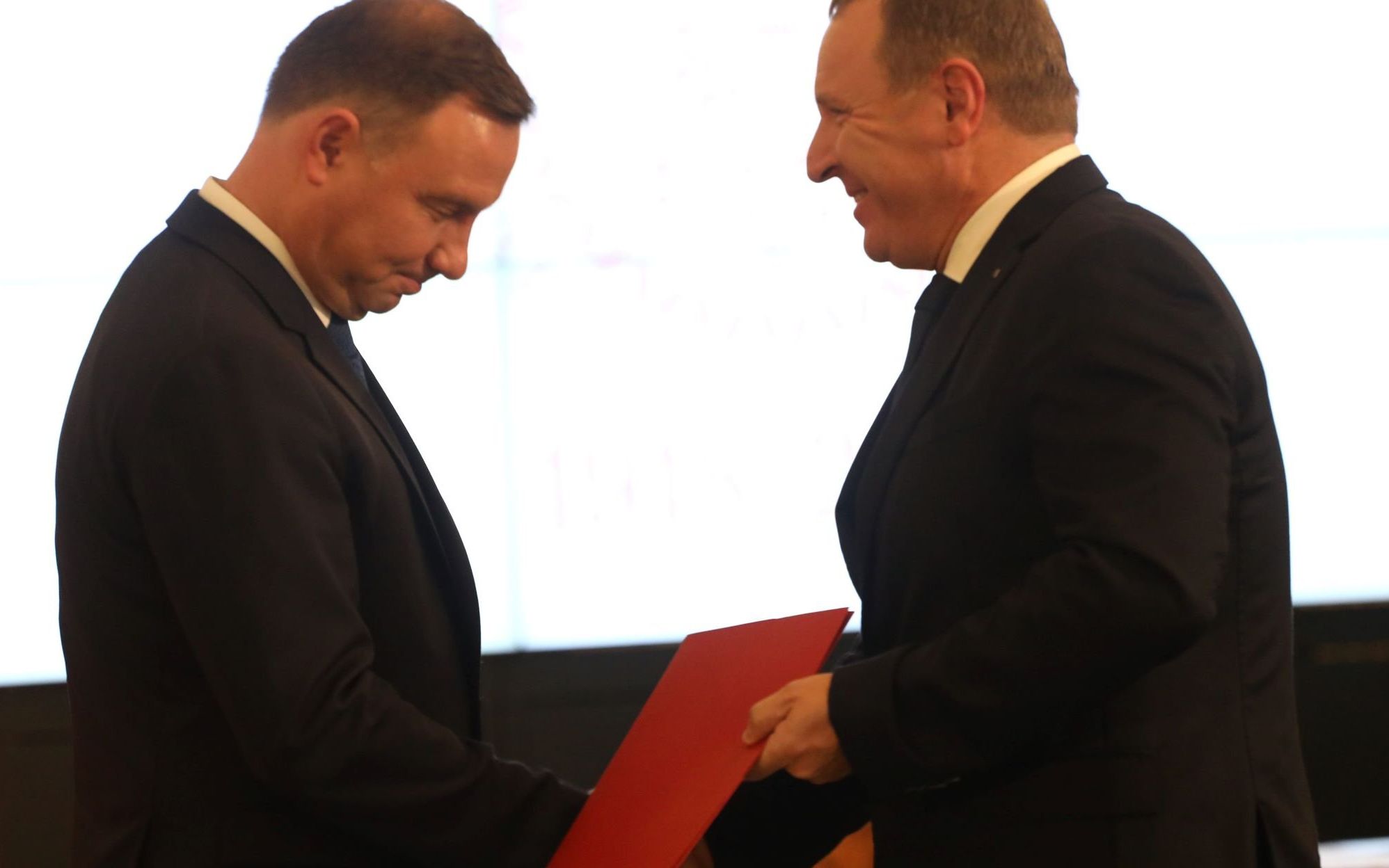 Grafika do artykułu Jacek Kurski na białym koniu wraca do gabinetu prezesa TVP. Gra Dudy skończyła się totalną rejteradą