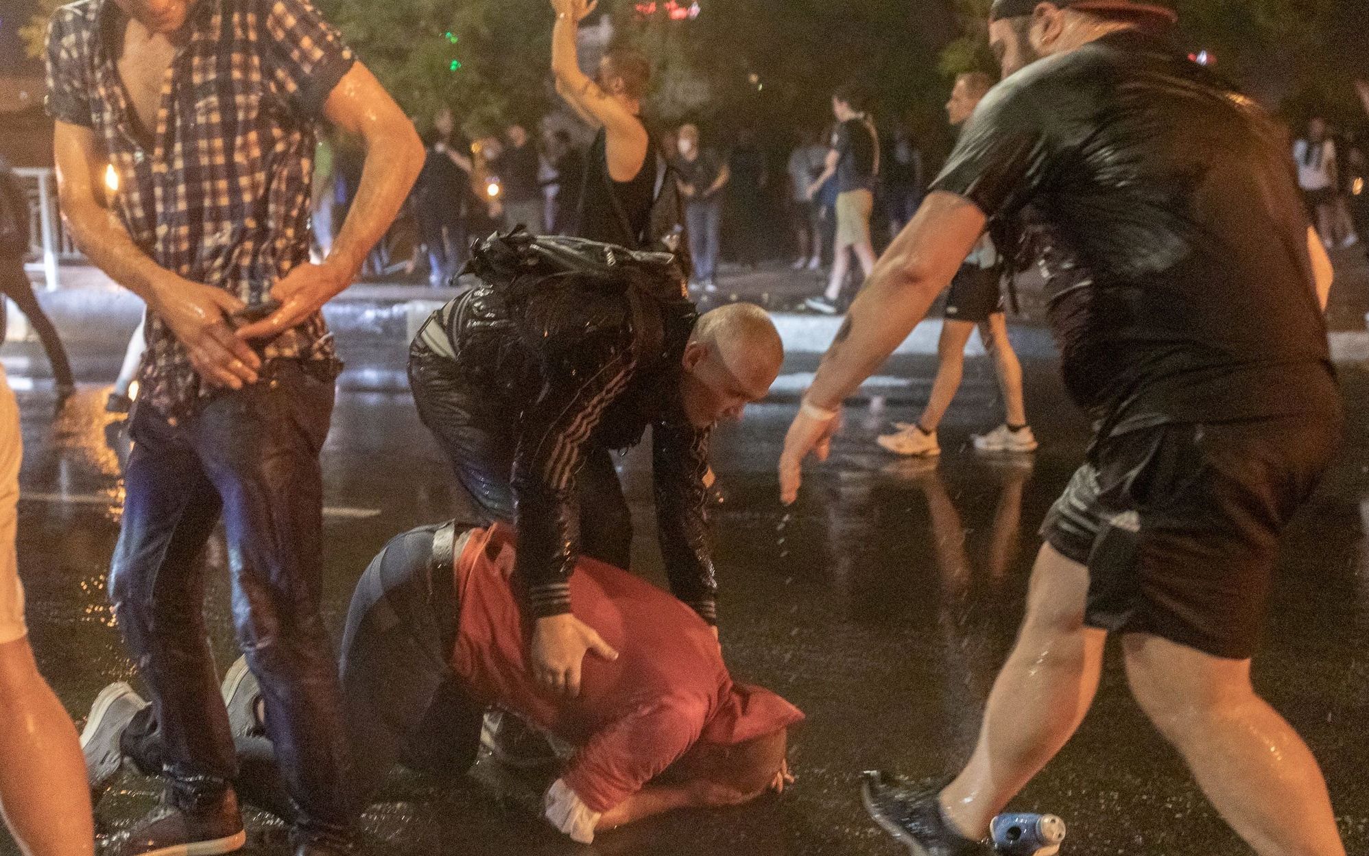 Grafika do artykułu Drugi dzień protestów na Białorusi, OMON atakuje ludzi. Noc w huku granatów i gradzie gumowych kul