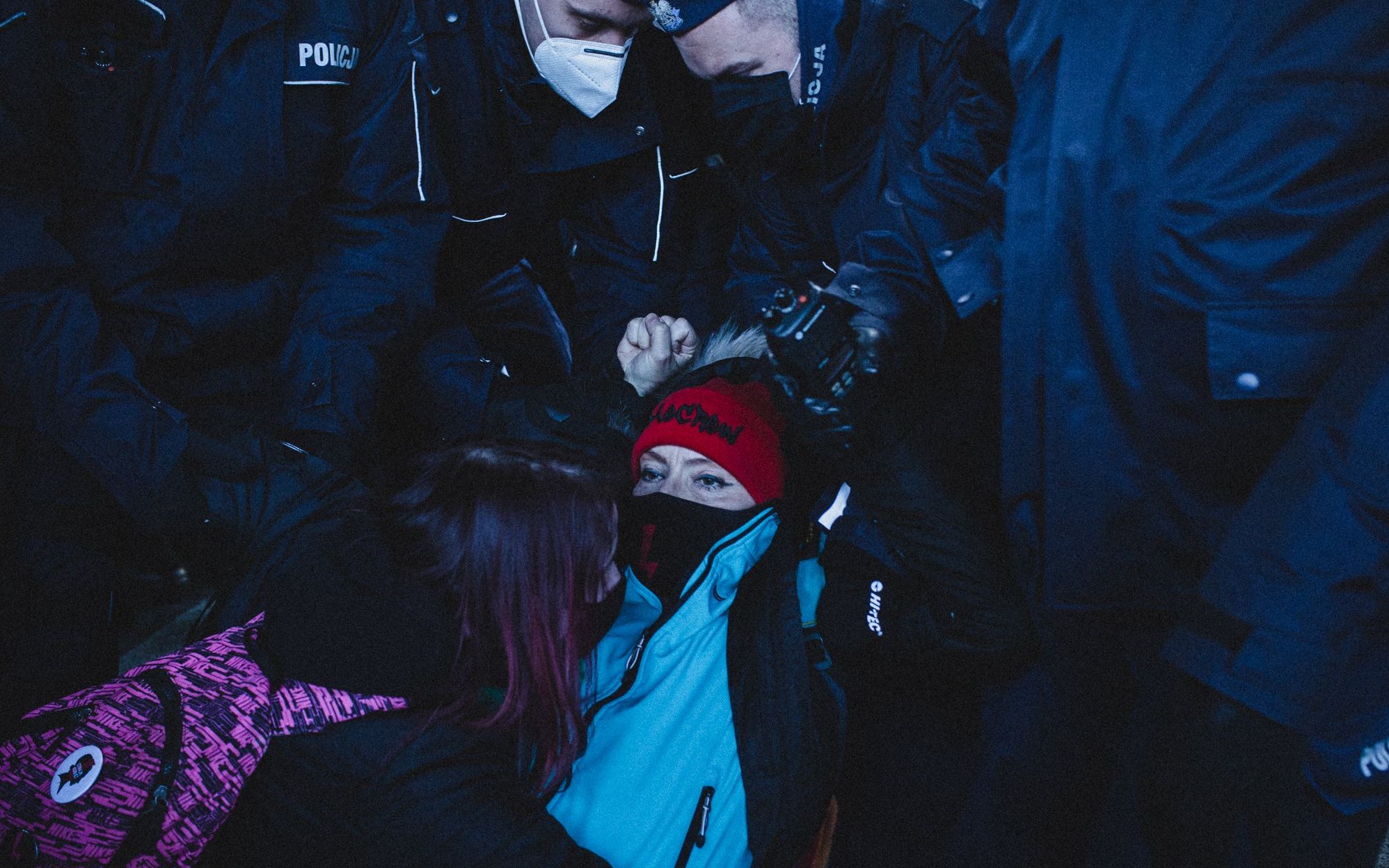 Grafika do artykułu "Będzie gazowanko i pałowanko od panów na Dzień Kobiet?” Rozmowy z policją 8 marca