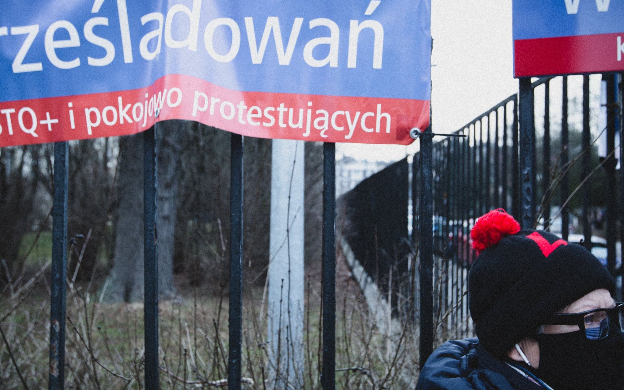 Grafika do artykułu Dzień walki z przemocą policji. Akcja pod "Komendą Główną Tortur". Ojciec Stachowiaka: Popieram