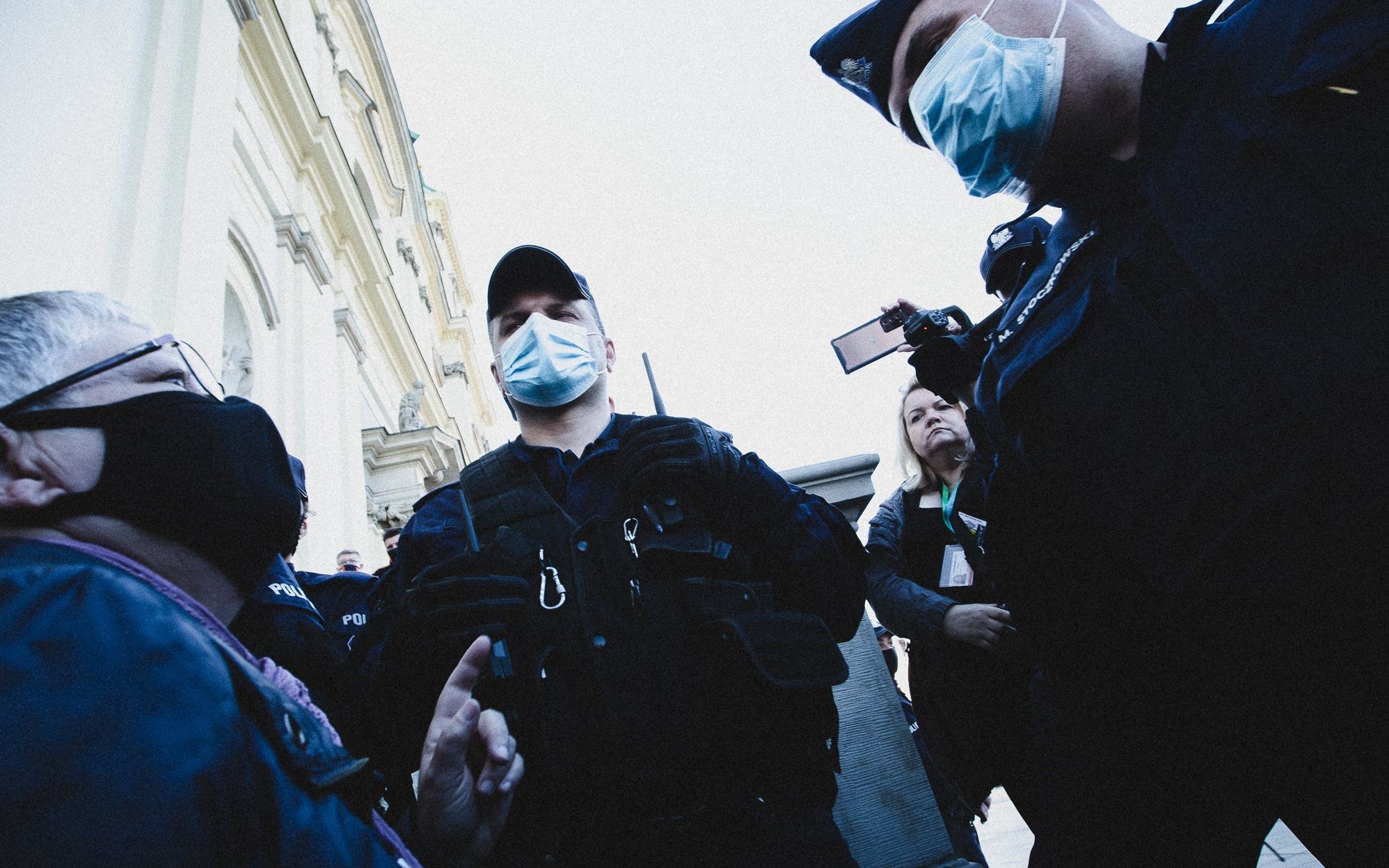 Grafika do artykułu Babcia Kasia skazana na prace społeczne. Miała "naruszyć nietykalność cielesną" policjantów