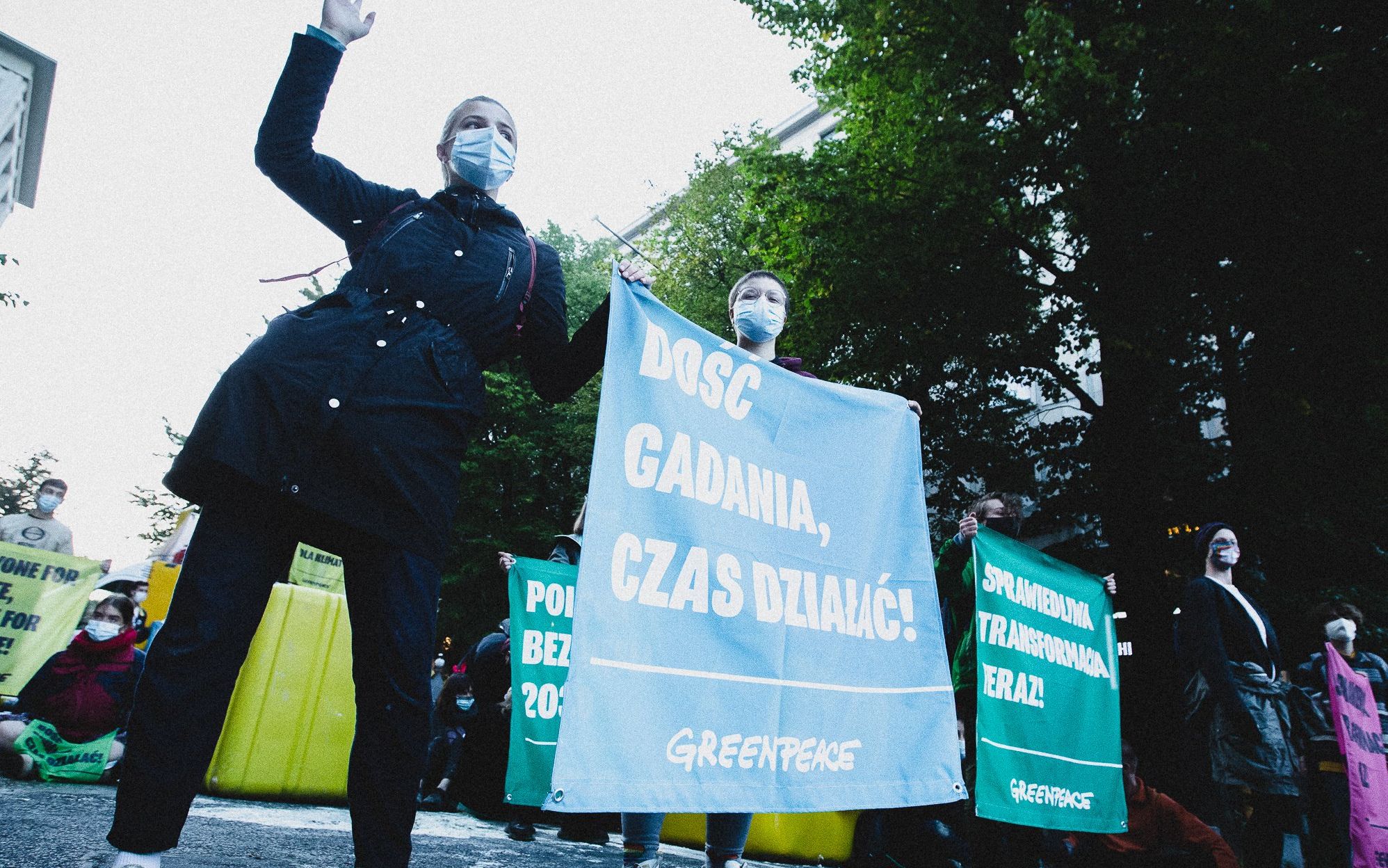 Grafika do artykułu Aktywiści z Greenpeace zablokowali ministerstwo aktywów państwowych. Domagają się odejścia od węgla