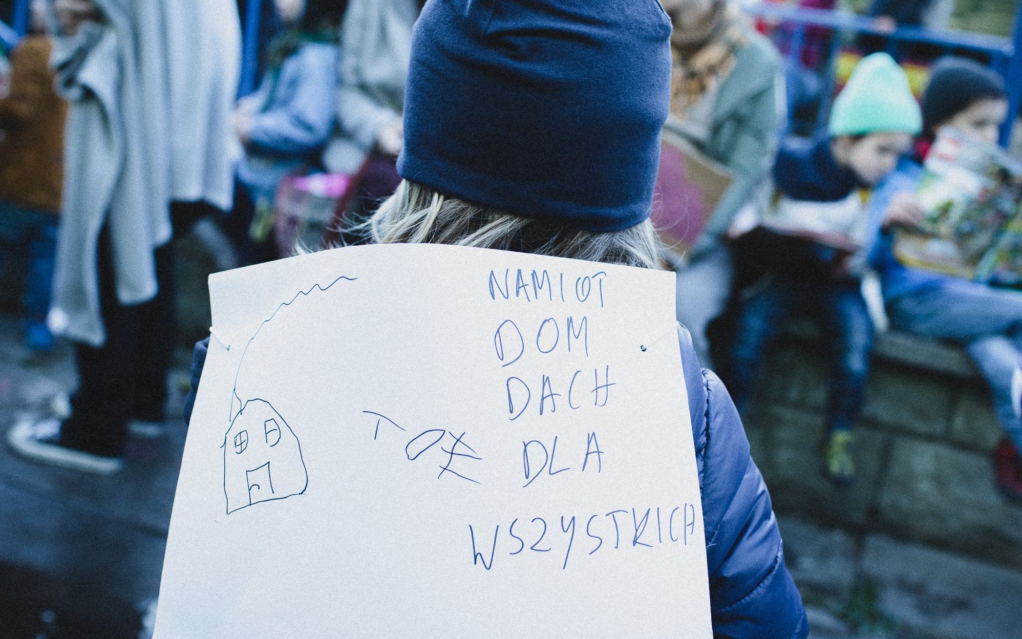 Grafika do artykułu "Kto wydał rozkaz?" Rodziny rozłożyły koce, protestując pod Strażą Graniczną [ZDJĘCIA i FILMY]