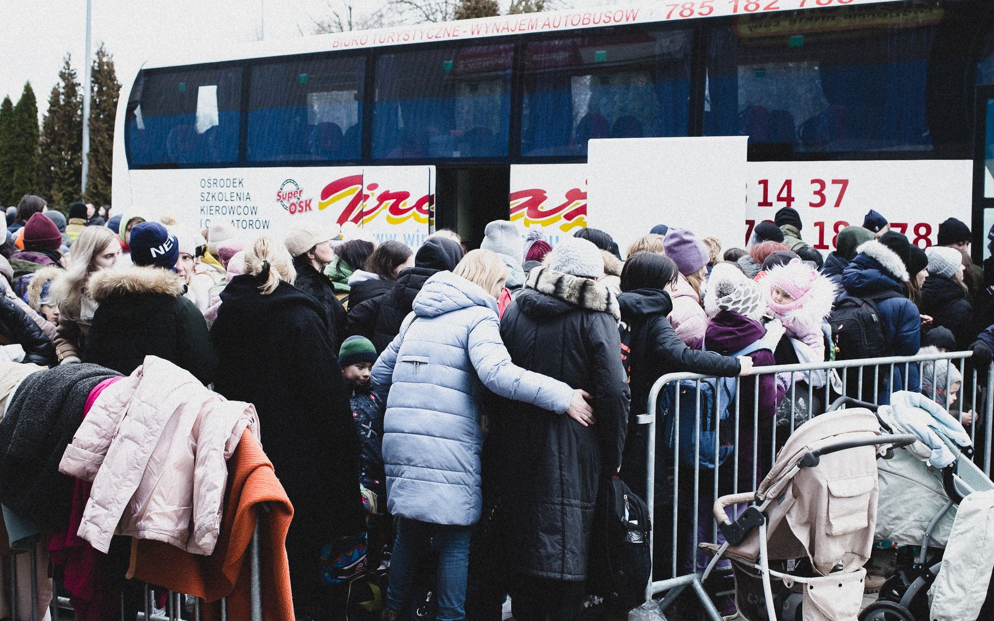 Tłum ludzi przed autobusem